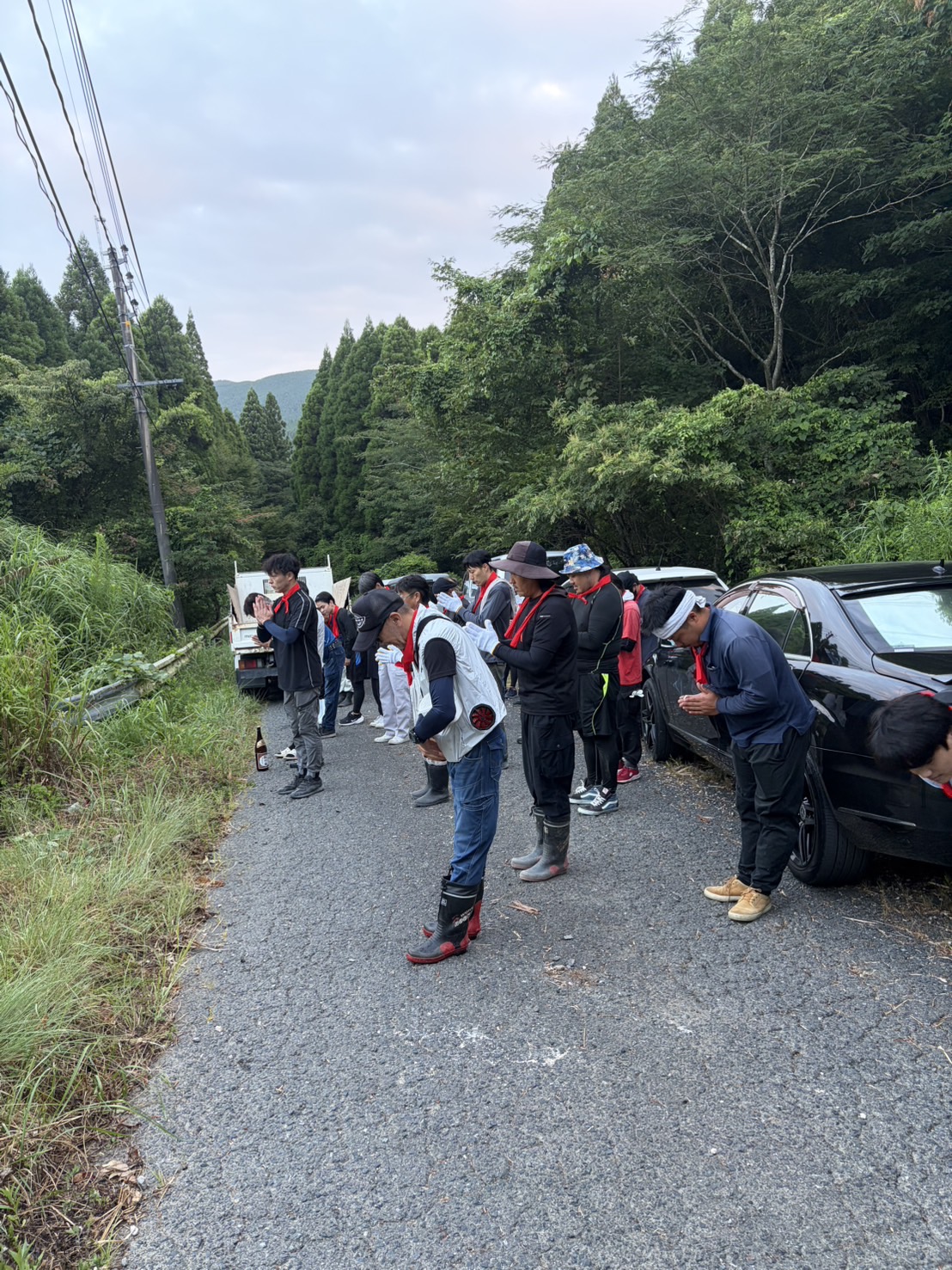 山を前に全員で安全を祈る様子