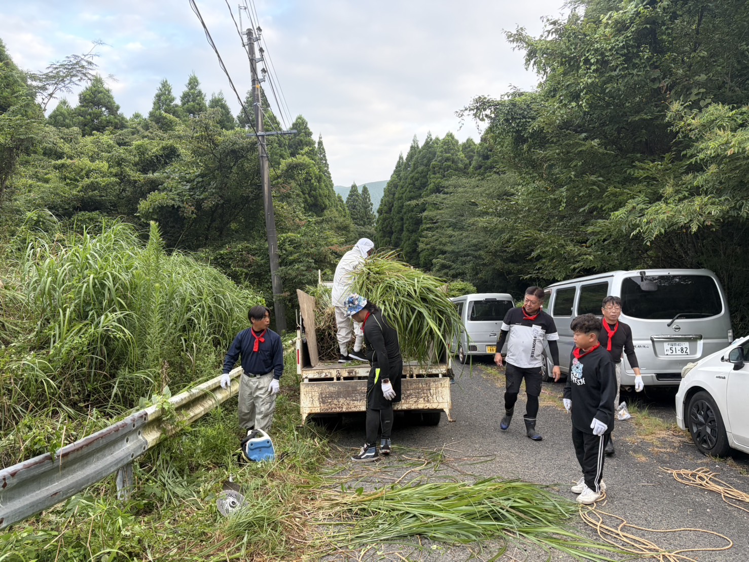 トラックへ次々と積み込まれるカヤ