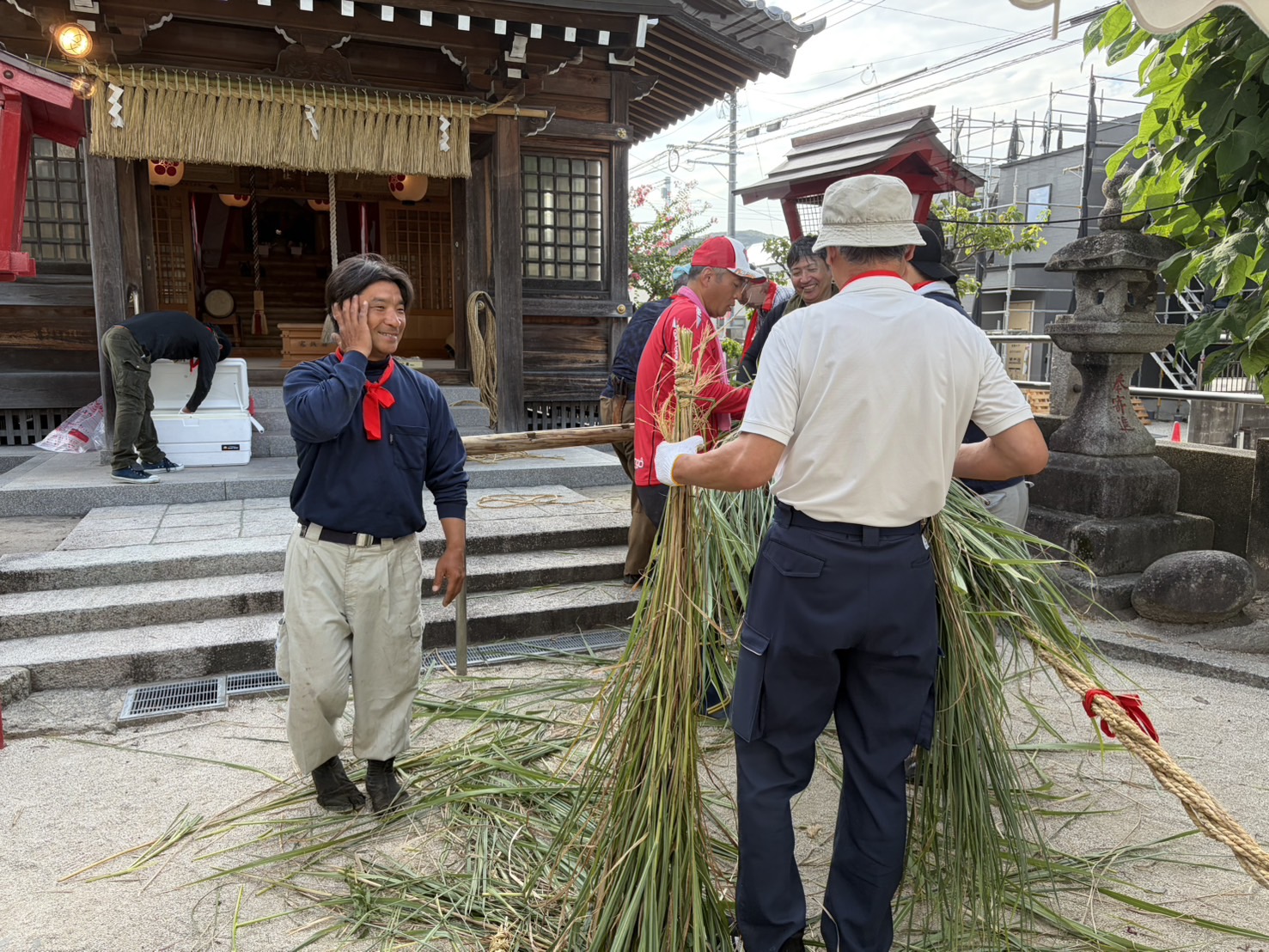 地録天神社境内で盆綱を編む皆様