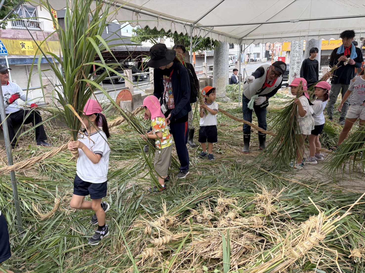 盆綱づくりを体験する保育園の子どもたち