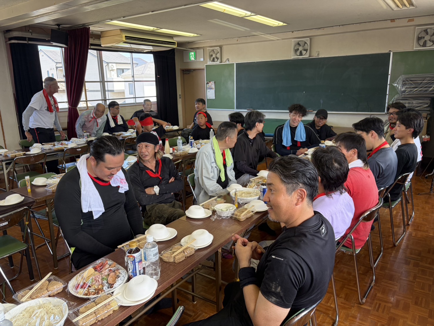 盆綱づくり終了後に皆で食事を囲む様子