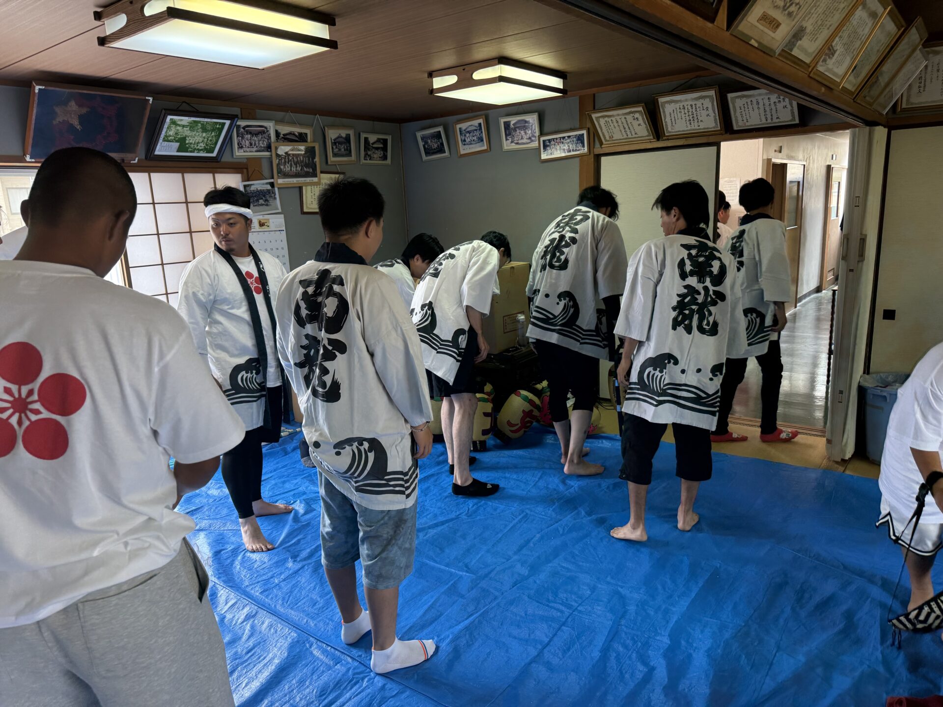 初盆参りへ出発する前に法被を着る皆様