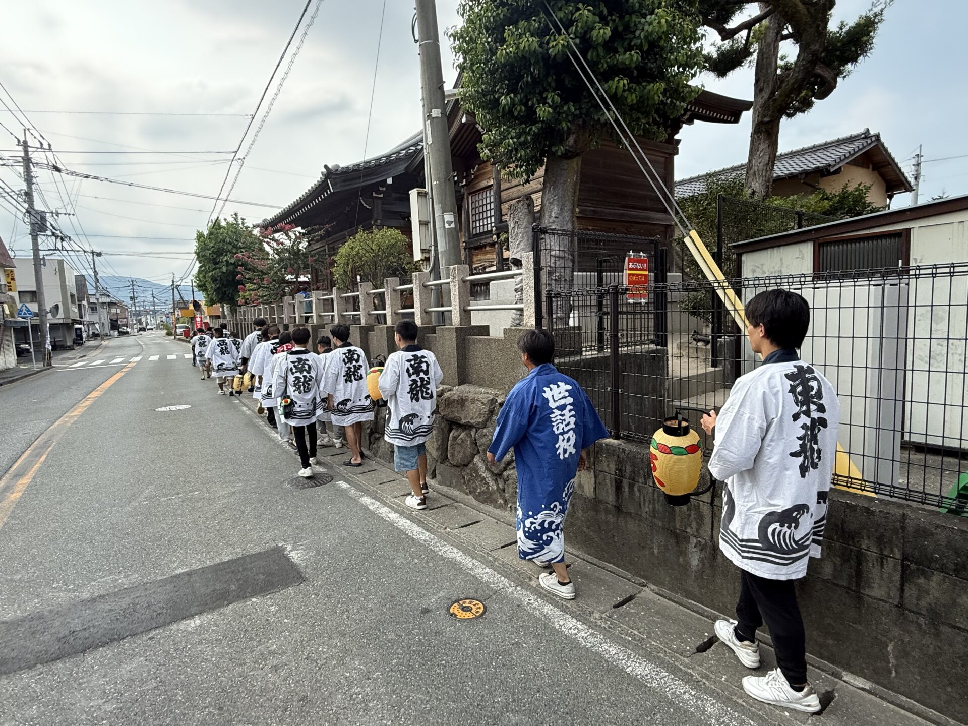 提灯を持って初盆参りへ向かう皆様