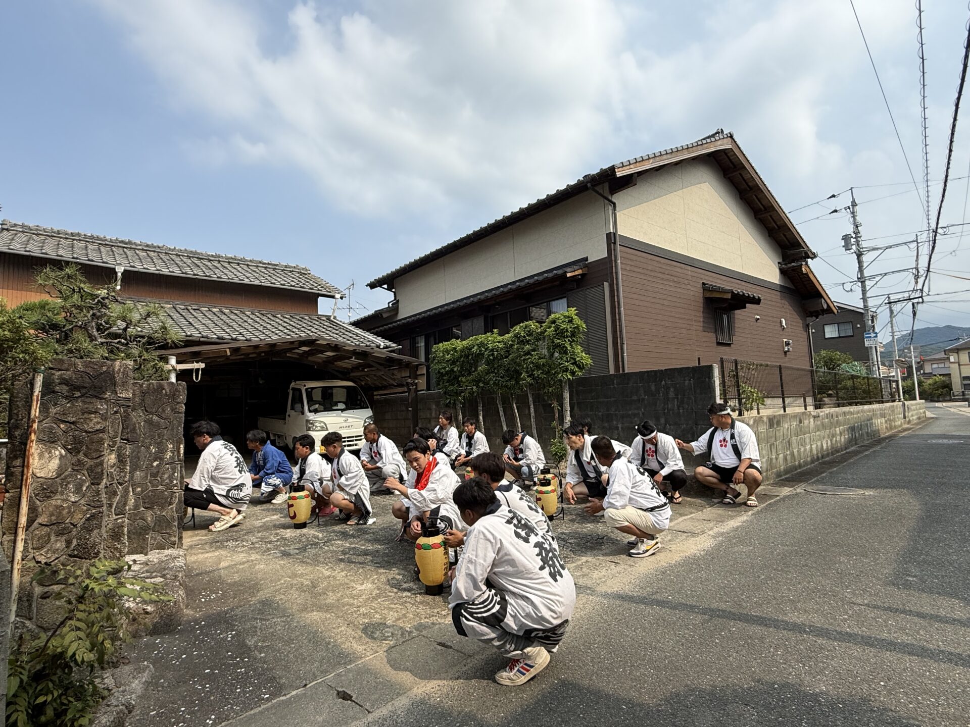 初盆参りでご家庭の前に集まる皆様