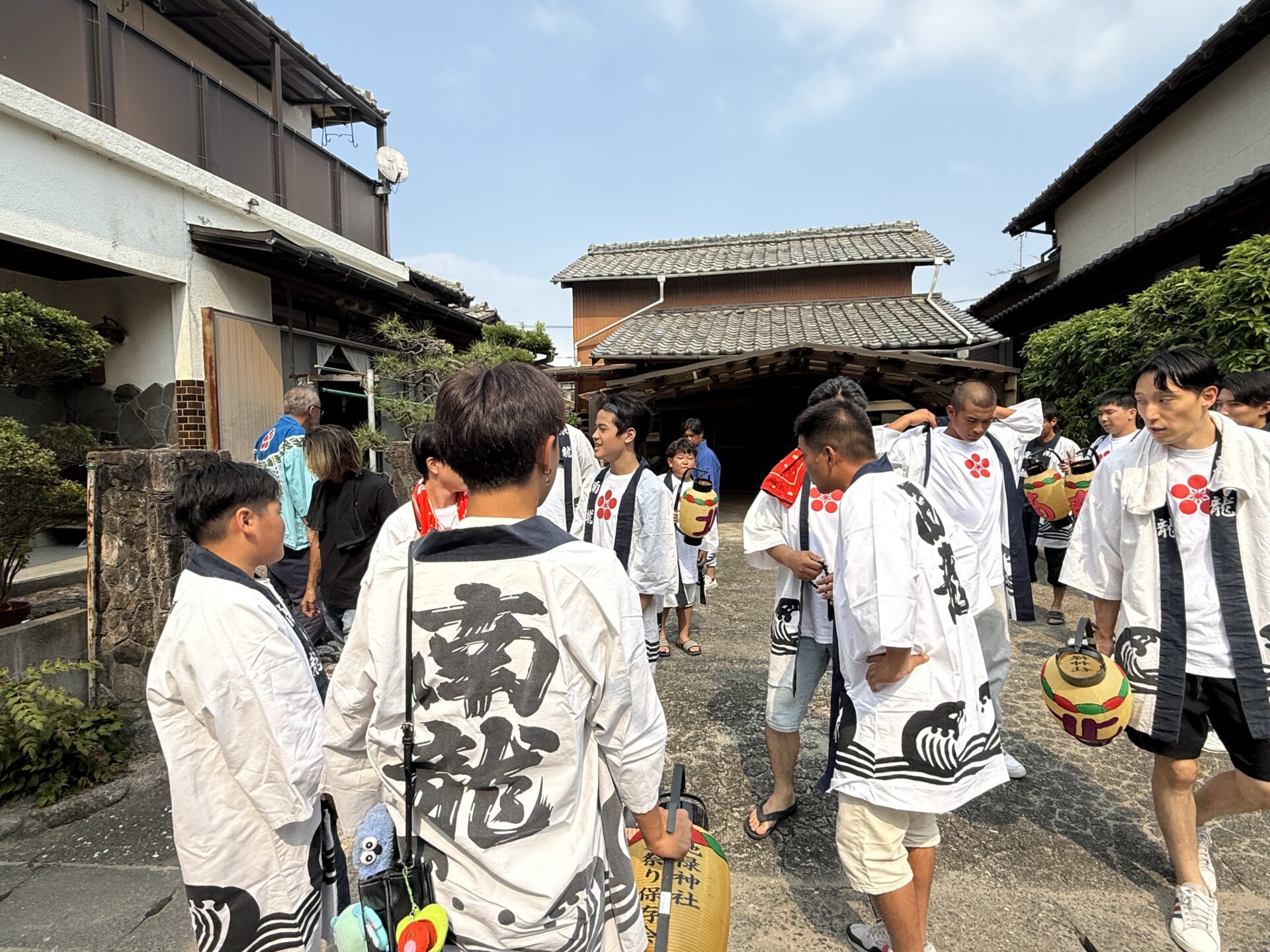 法被と提灯を持って移動する皆様