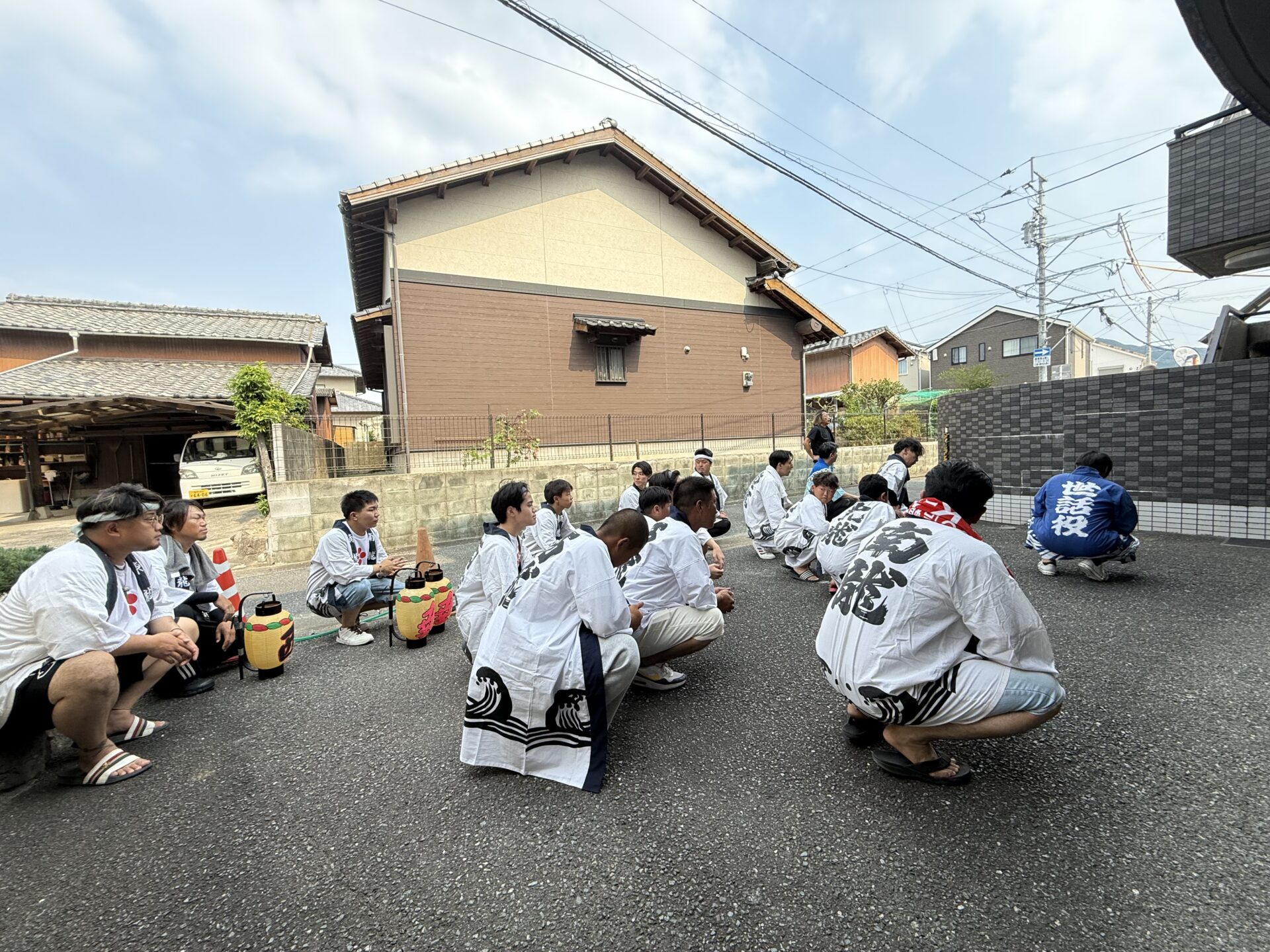 初盆参りで身を低くして故人を偲ぶ参加者