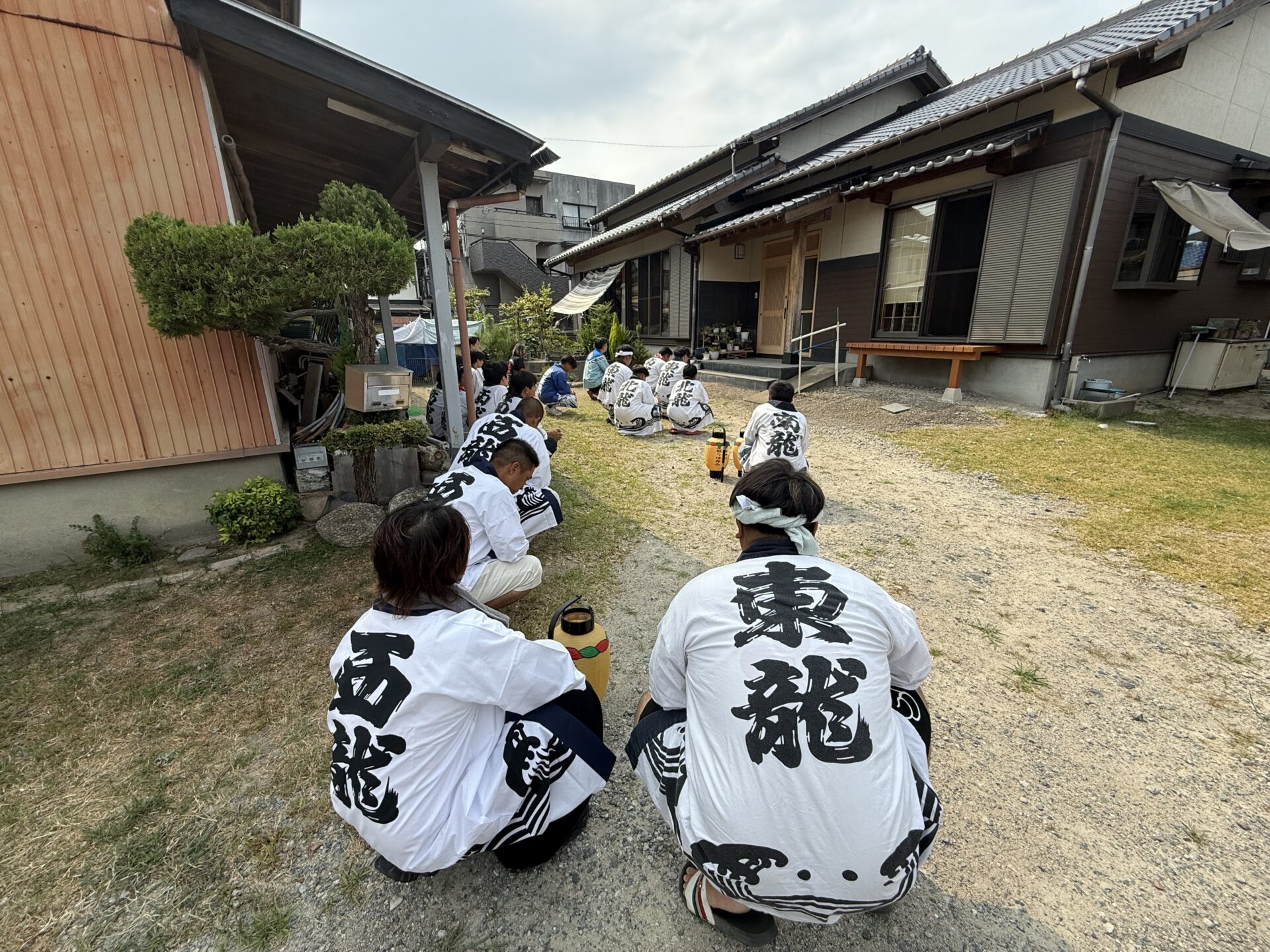 ご家庭の前で静かに初盆参りを行う皆様