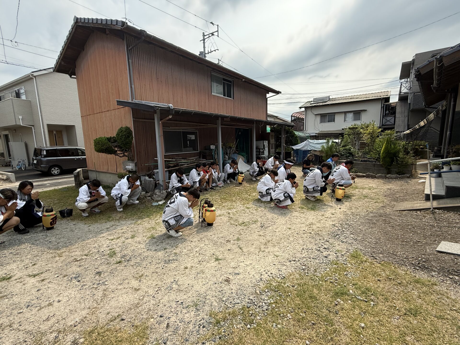 地域の皆様とともに手を合わせる初盆参り