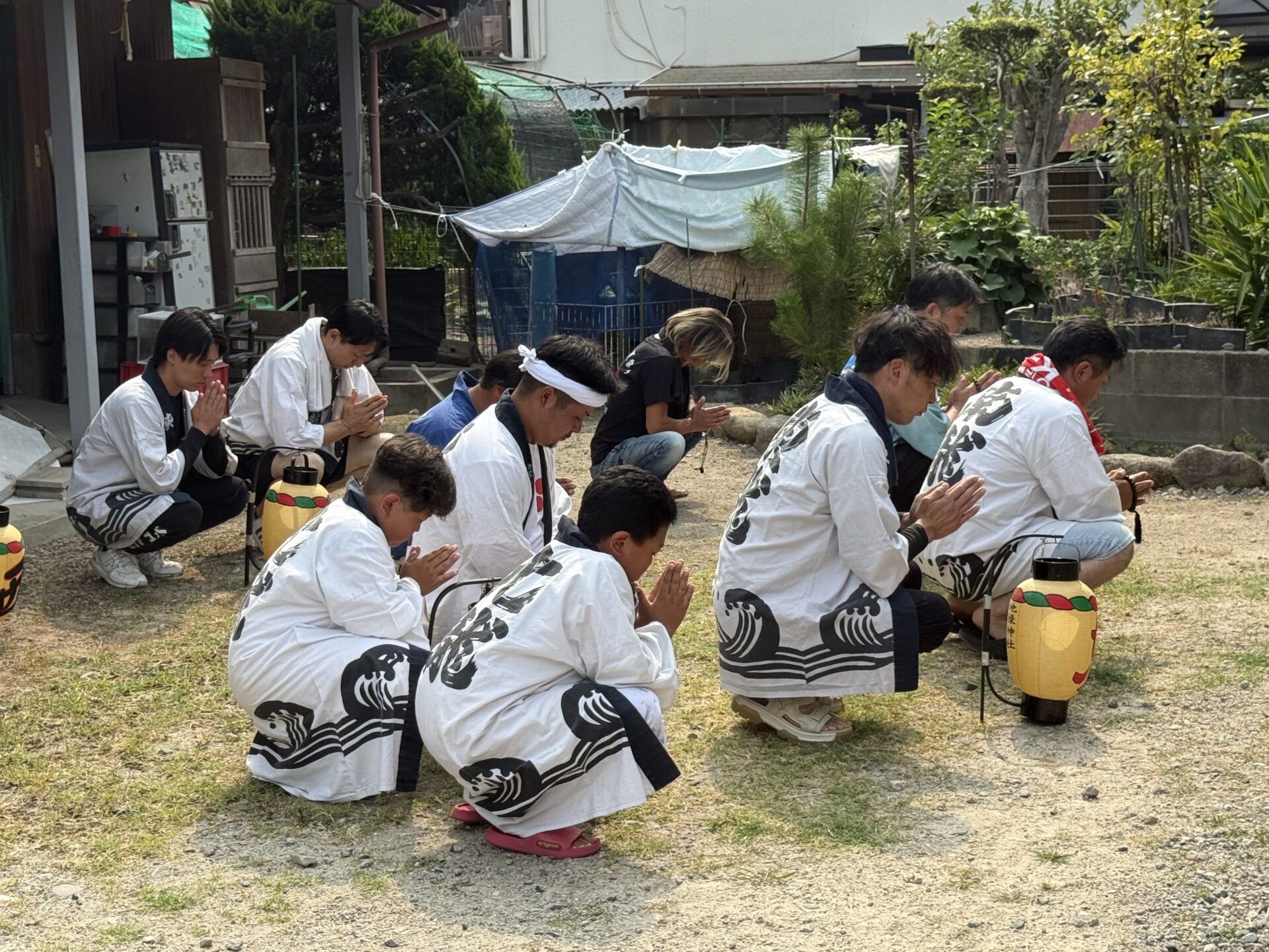 初盆を迎えられたご家庭の前で手を合わせる皆様