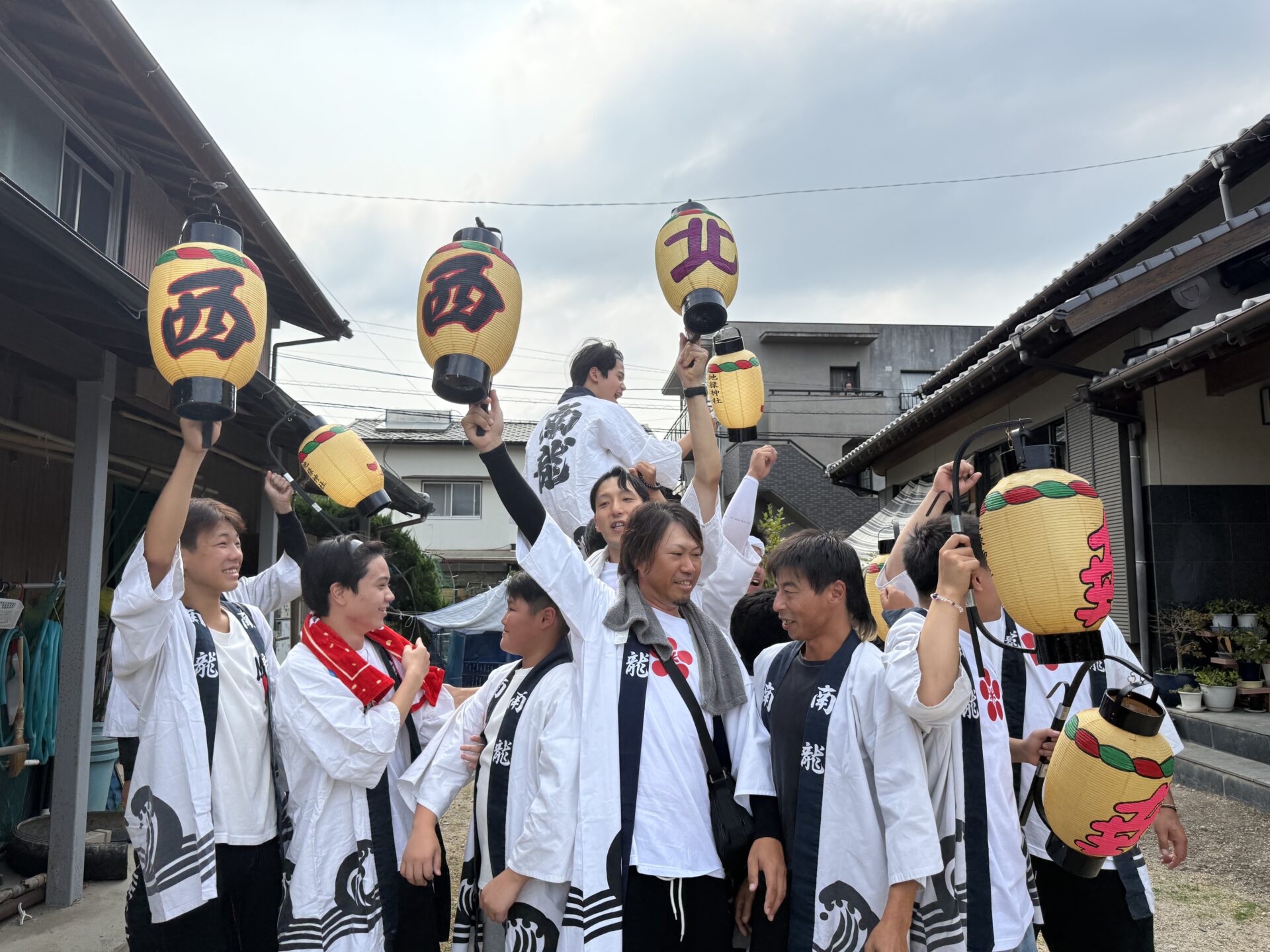 地区の提灯を掲げる参加者
