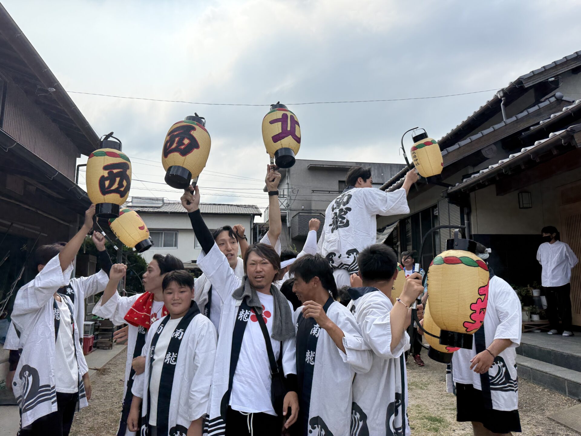 初盆参りを終えて提灯を掲げる皆様