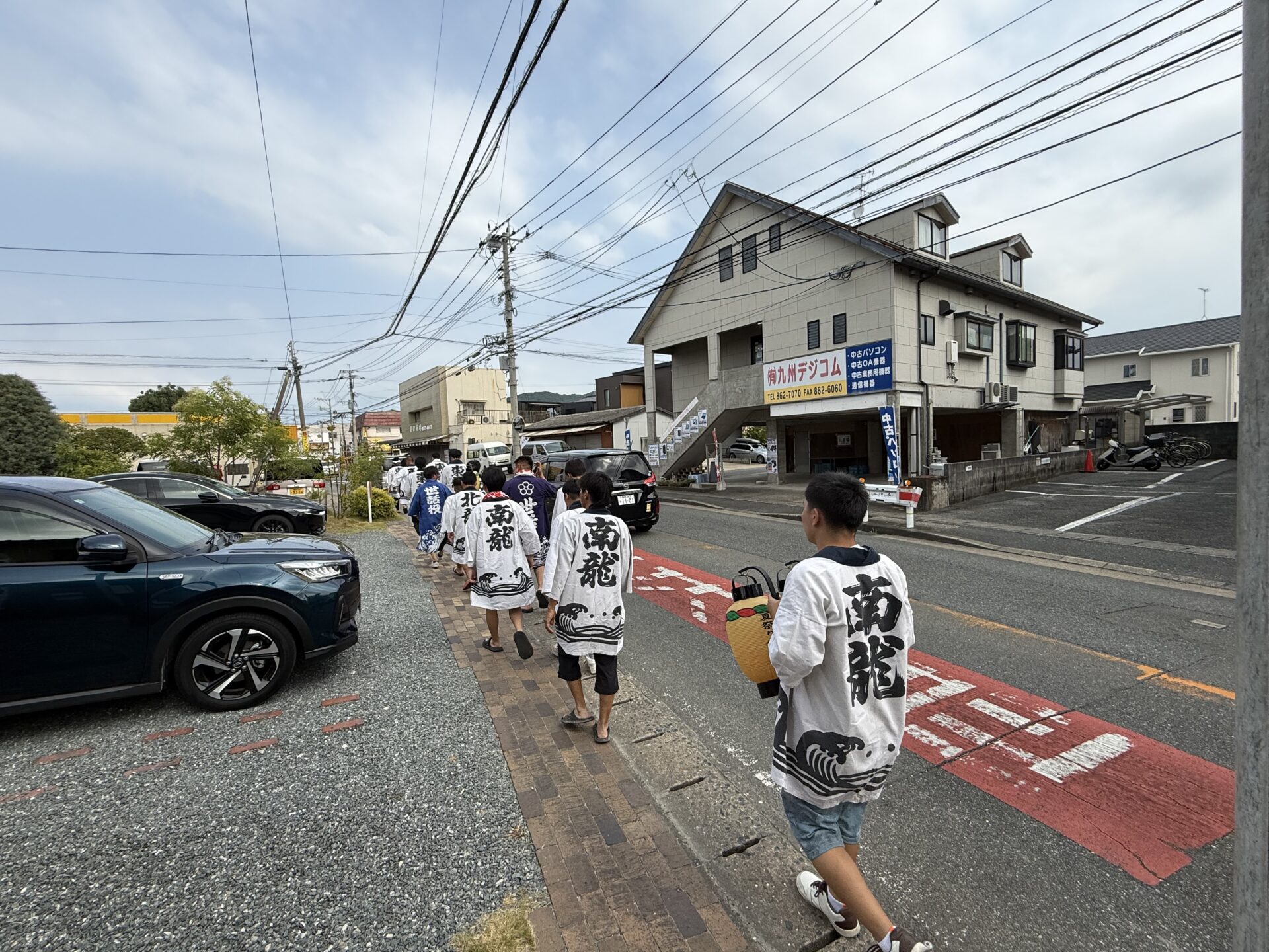 田隈の町を歩く初盆参りの参加者