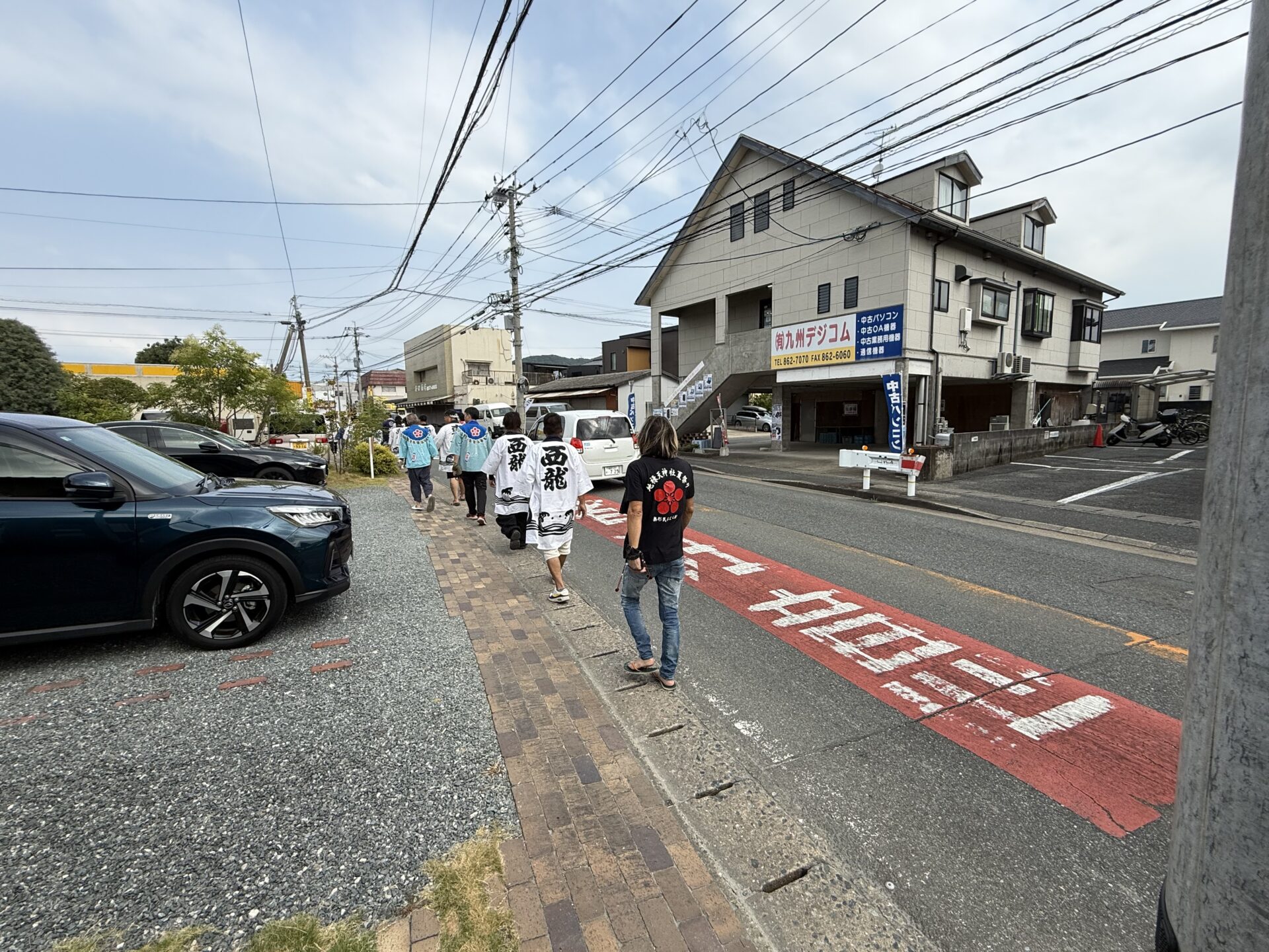 次の初盆参りへ歩いて向かう参加者
