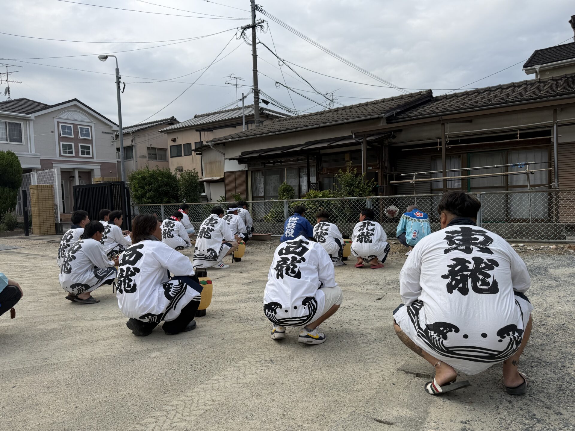初盆参りで地域を歩いて回る皆様