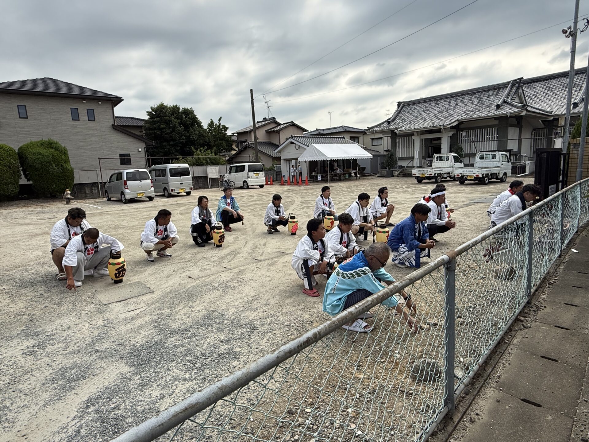 広場で一列になり手を合わせる初盆参り