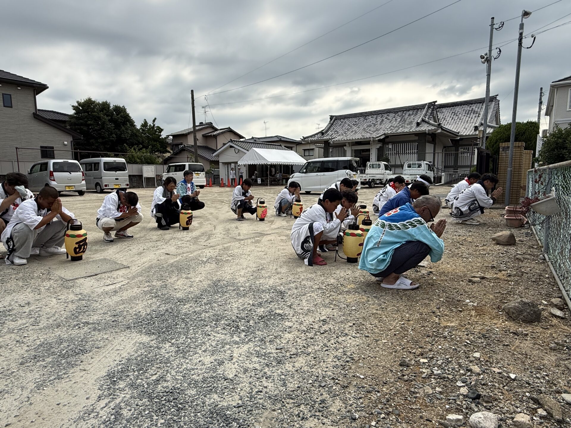 初盆参りで祈りを捧げる地域の皆様