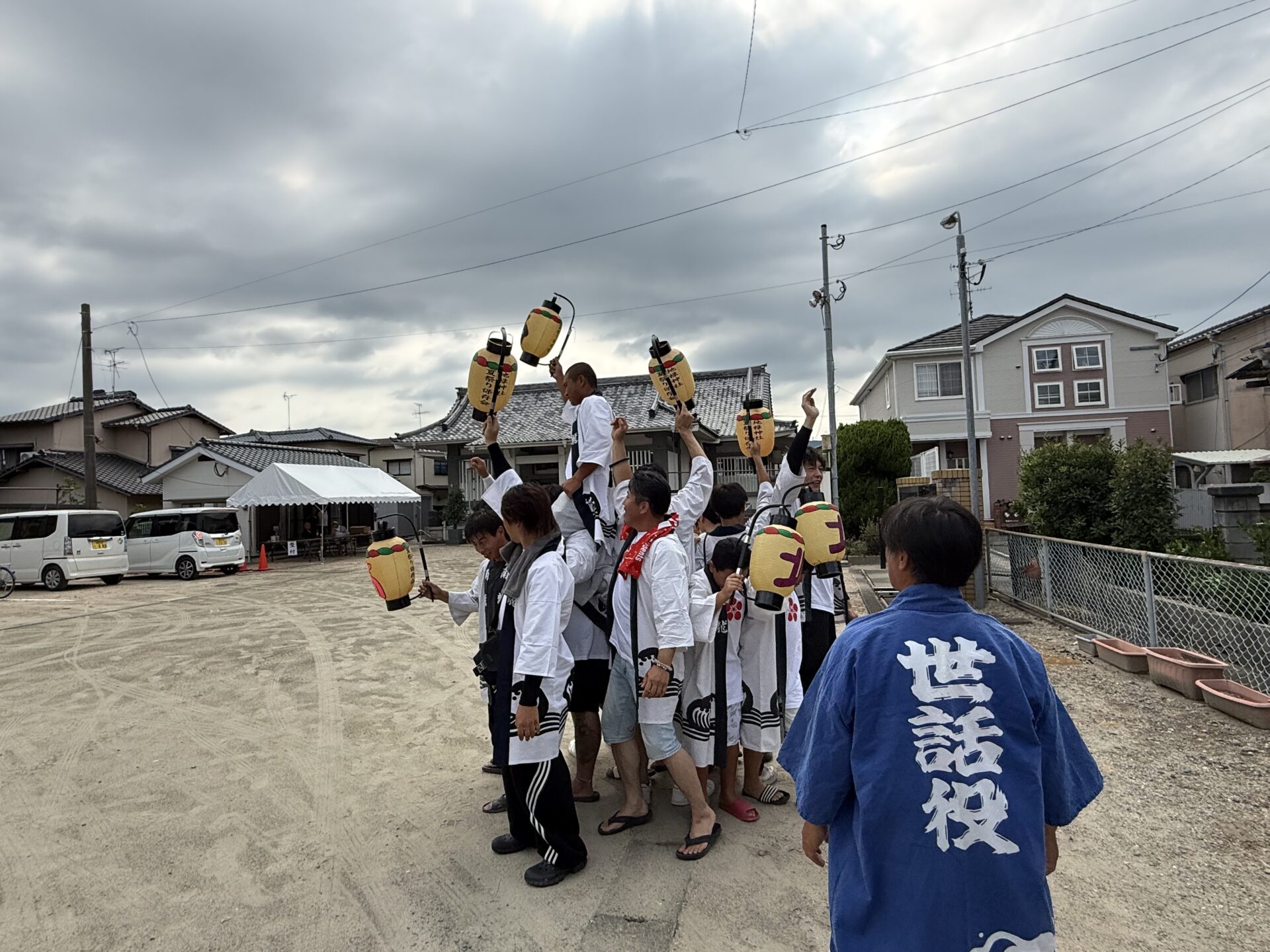 お参りを終え提灯を掲げる皆様