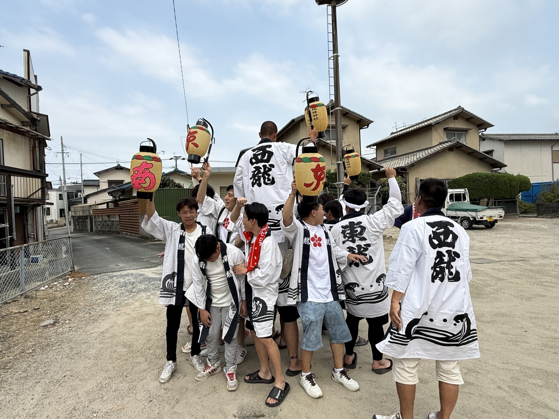 地域ごとの提灯を掲げる初盆参りの参加者