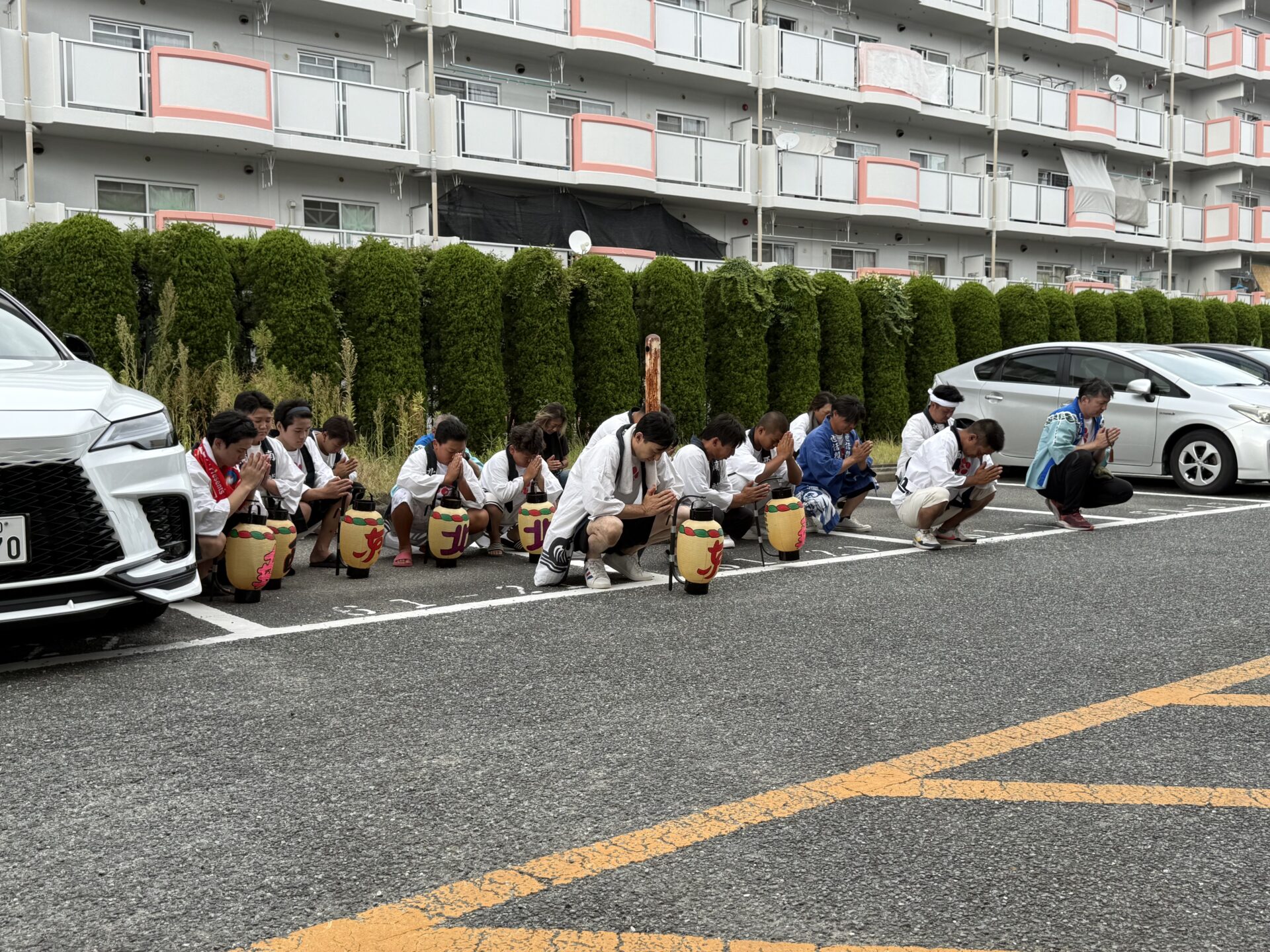 大人と子どもが一緒に手を合わせる初盆参り