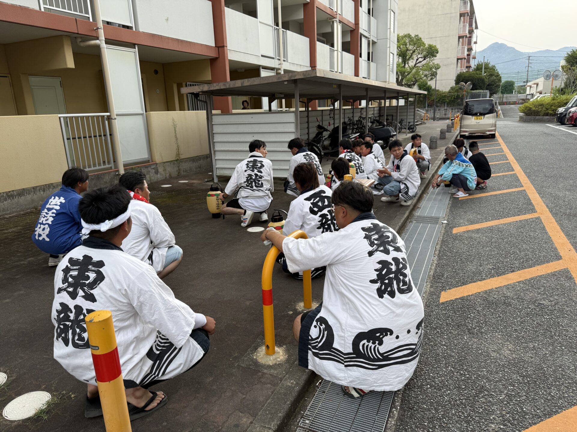 地域の皆様で初盆参りを続ける様子