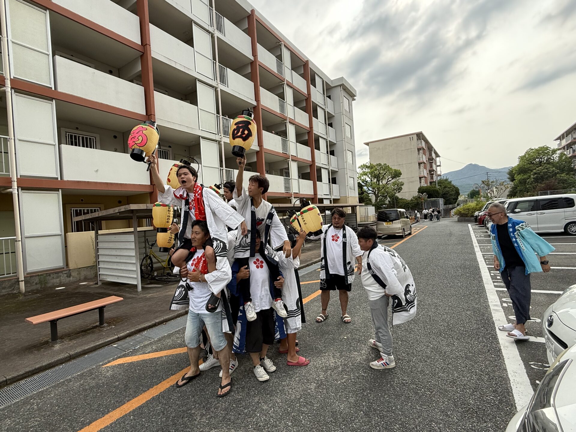 肩車をしながら提灯を掲げる初盆参り