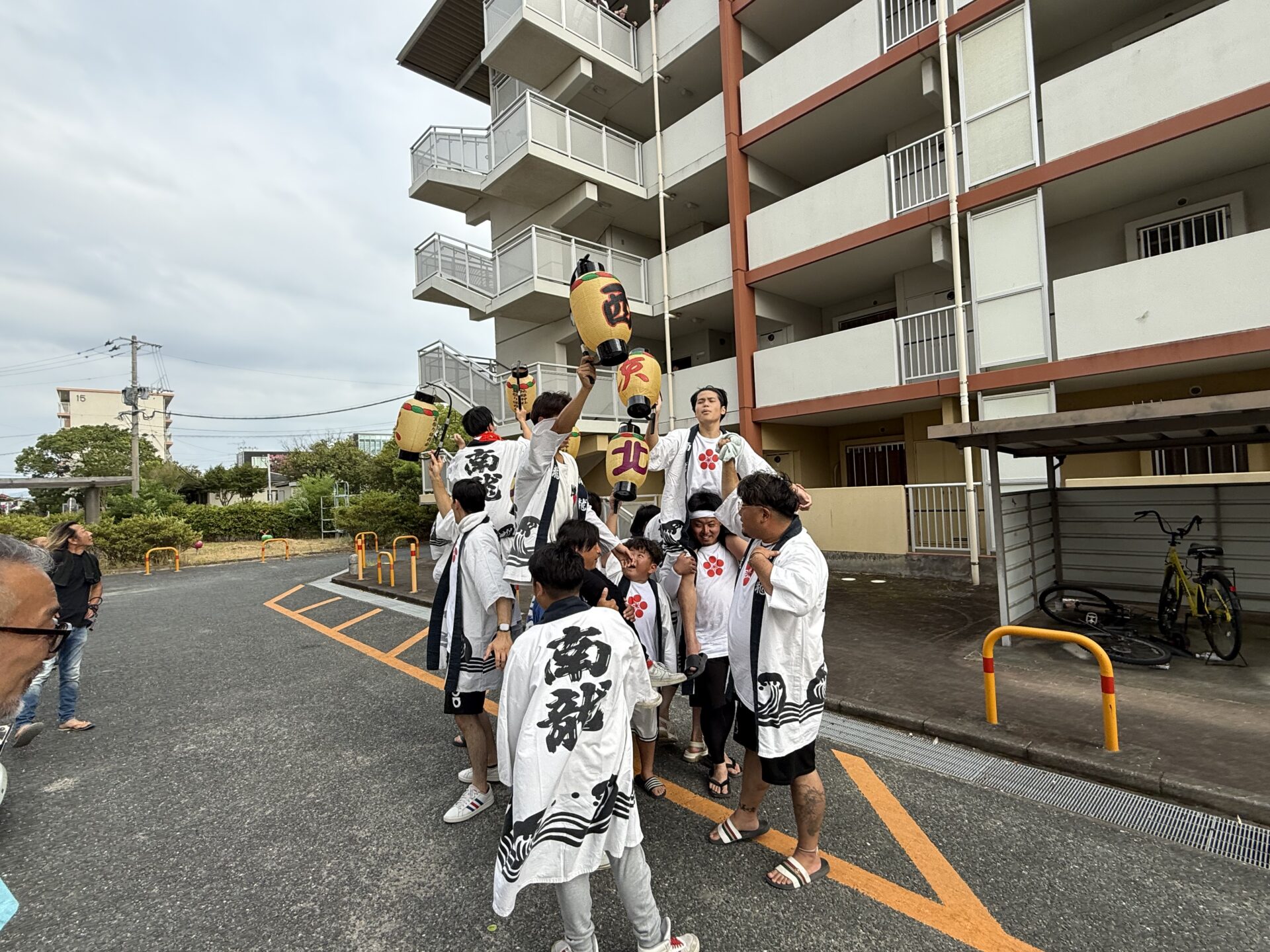 地域の提灯を掲げる皆様