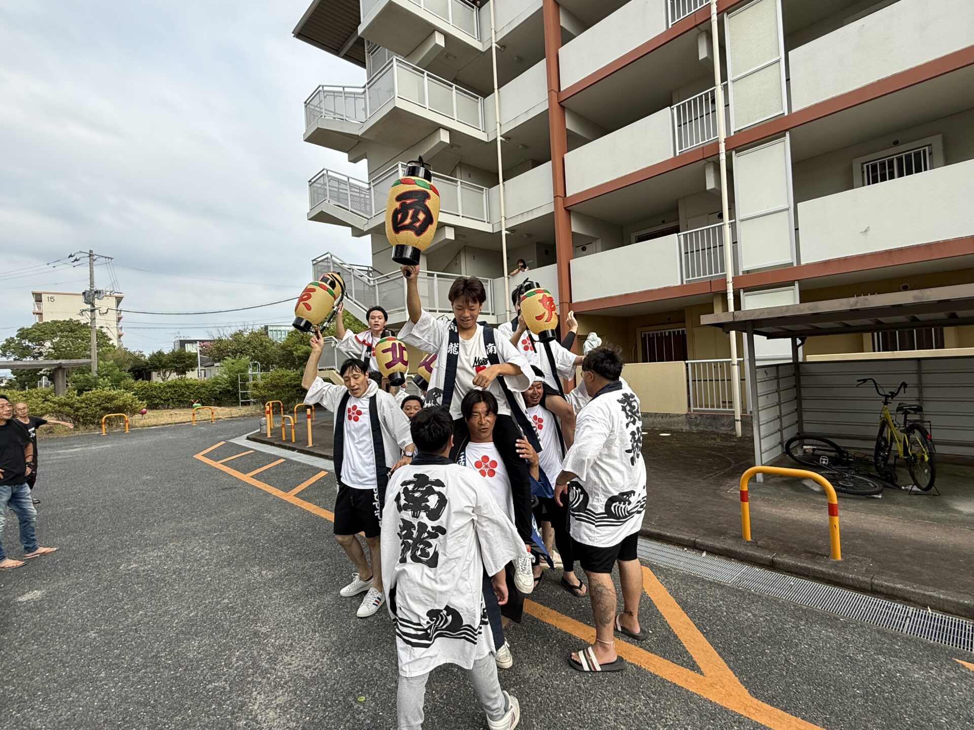 世代を超えて参加する初盆参り