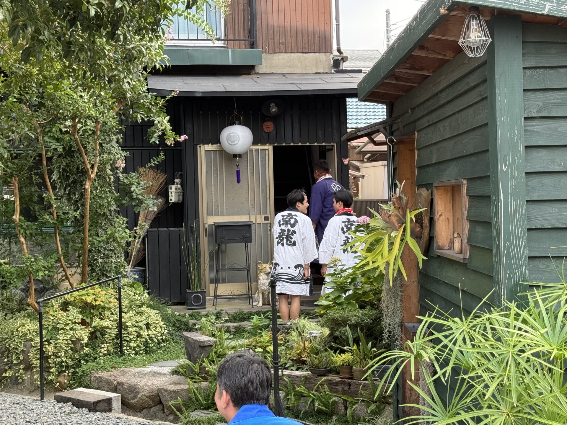 初盆を迎えられたご家庭を訪問する皆様