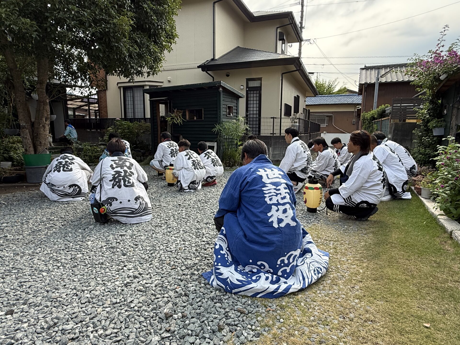 ご家庭の庭で初盆参りを行う地域の皆様