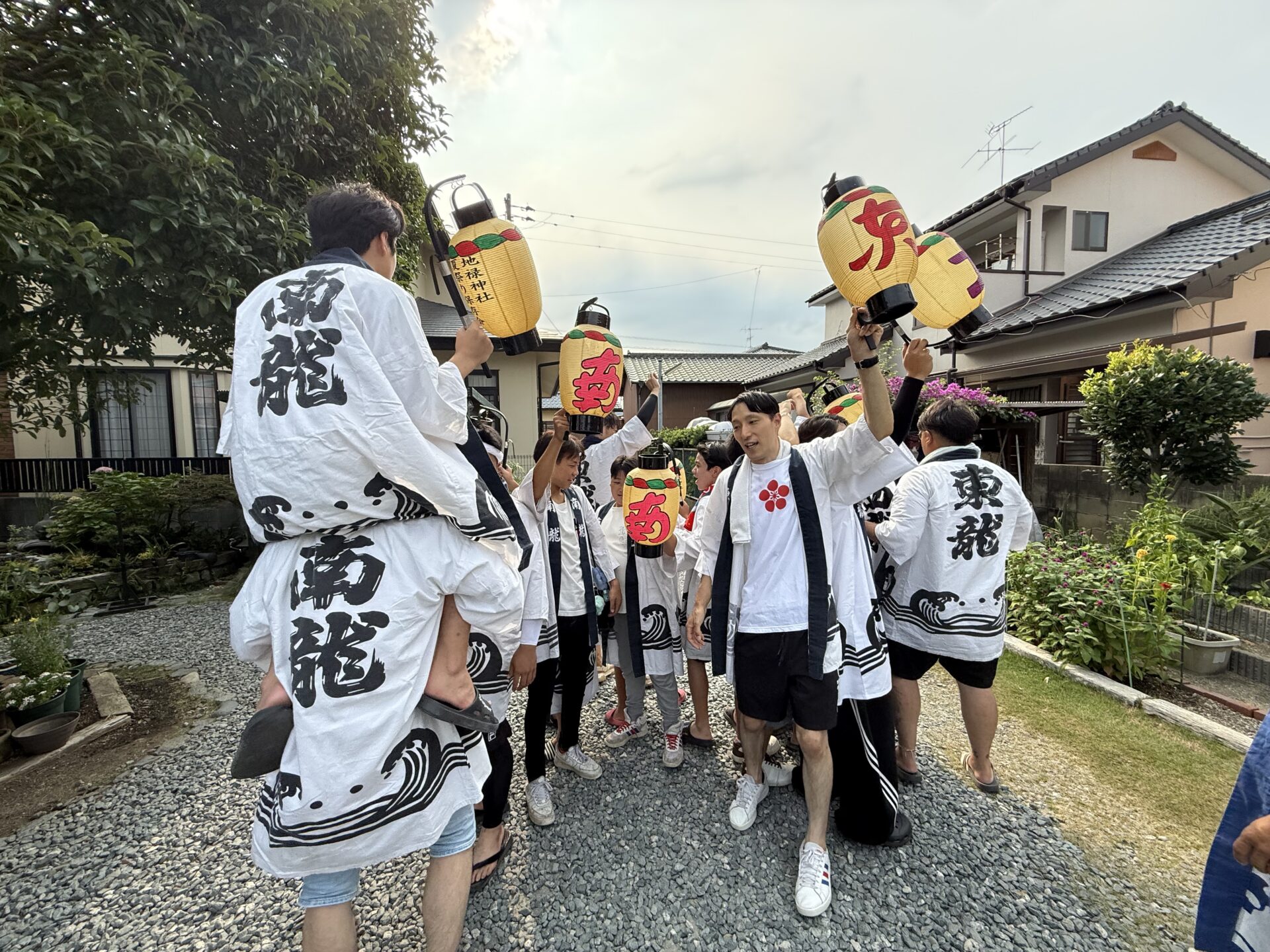 初盆参りを終え提灯を掲げる地域の皆様