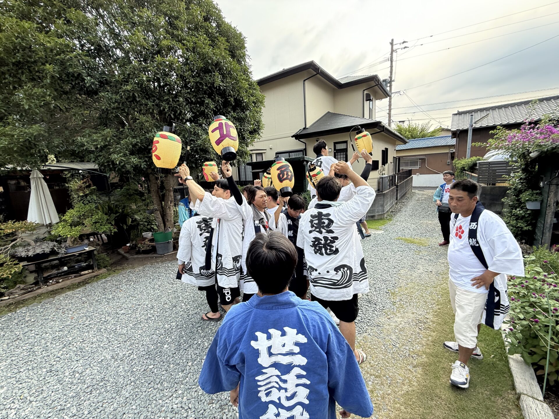 東西南北の提灯を掲げる参加者