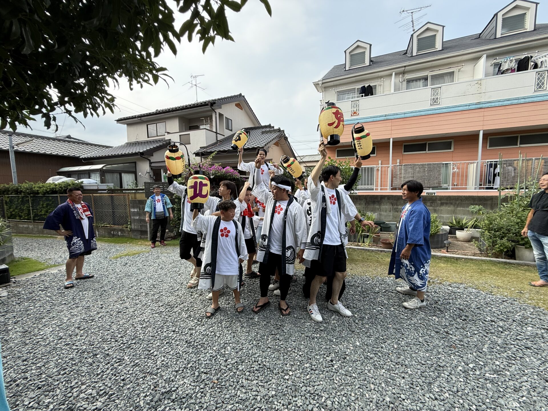 初盆参りに参加した皆様が提灯を掲げる様子