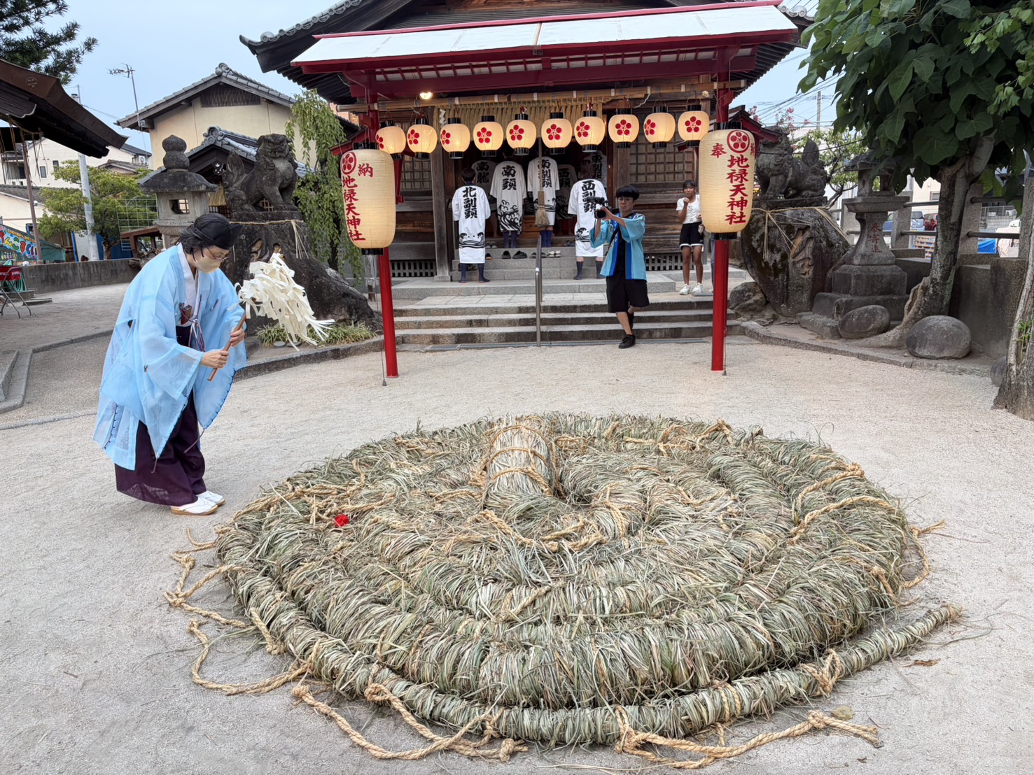 盆押し本番を前に祈る参加者
