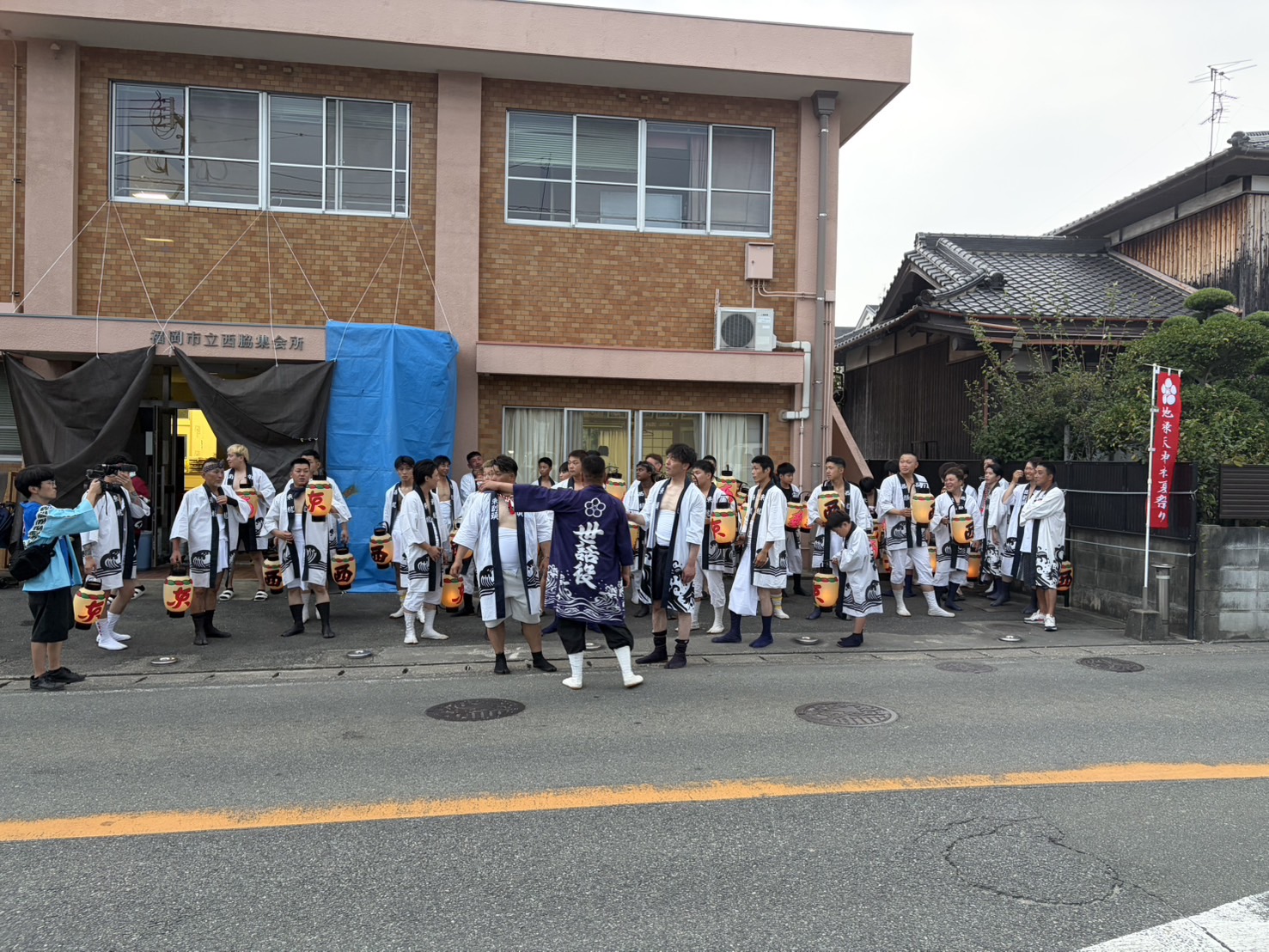青年部が納骨堂へ向かう様子