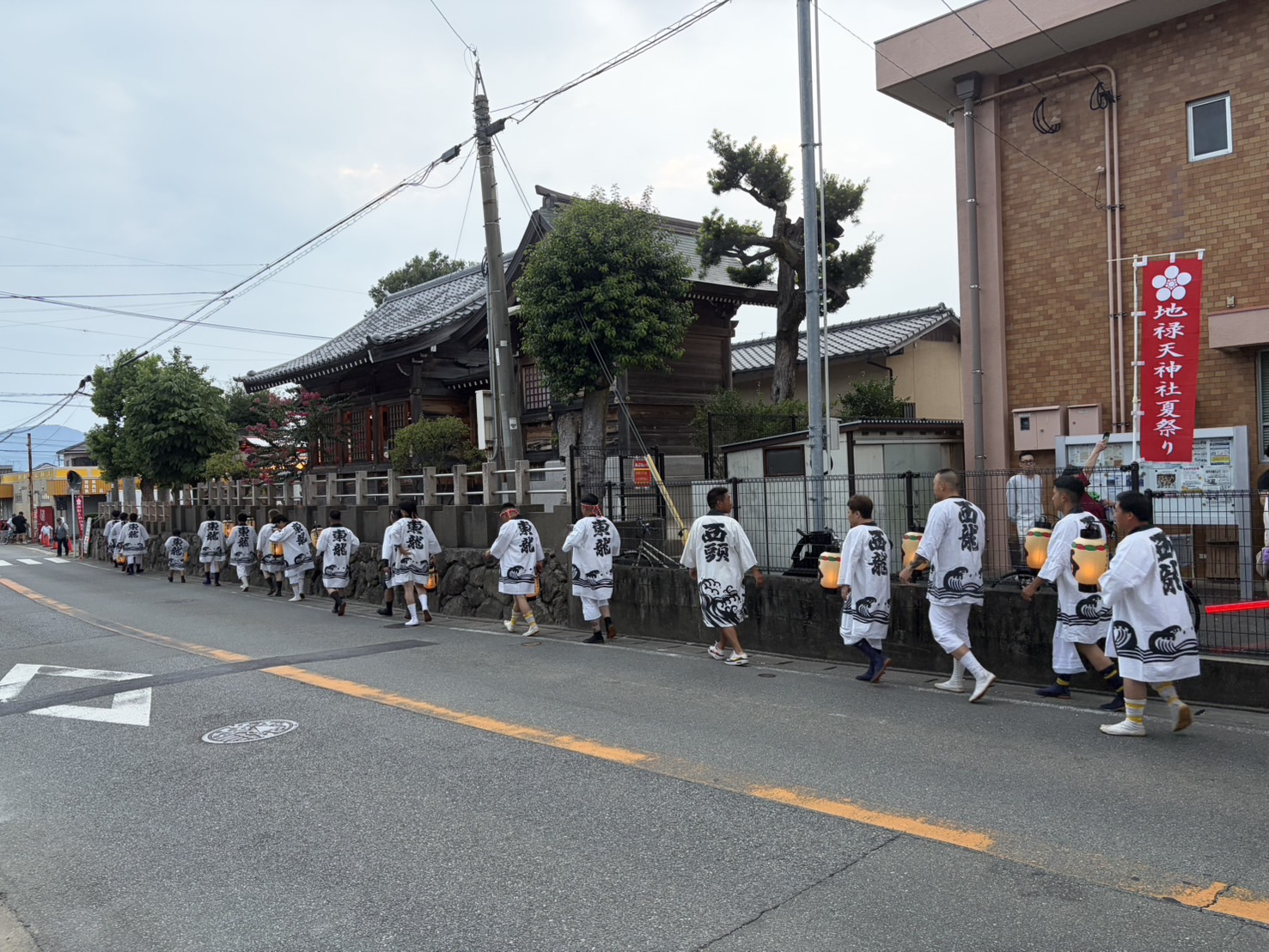 初盆のご遺族が待つ納骨堂へ向かう青年部