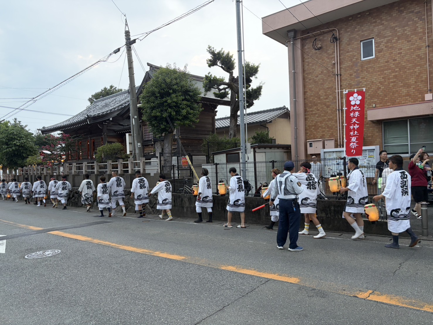 納骨堂へ向かう盆押し参加者