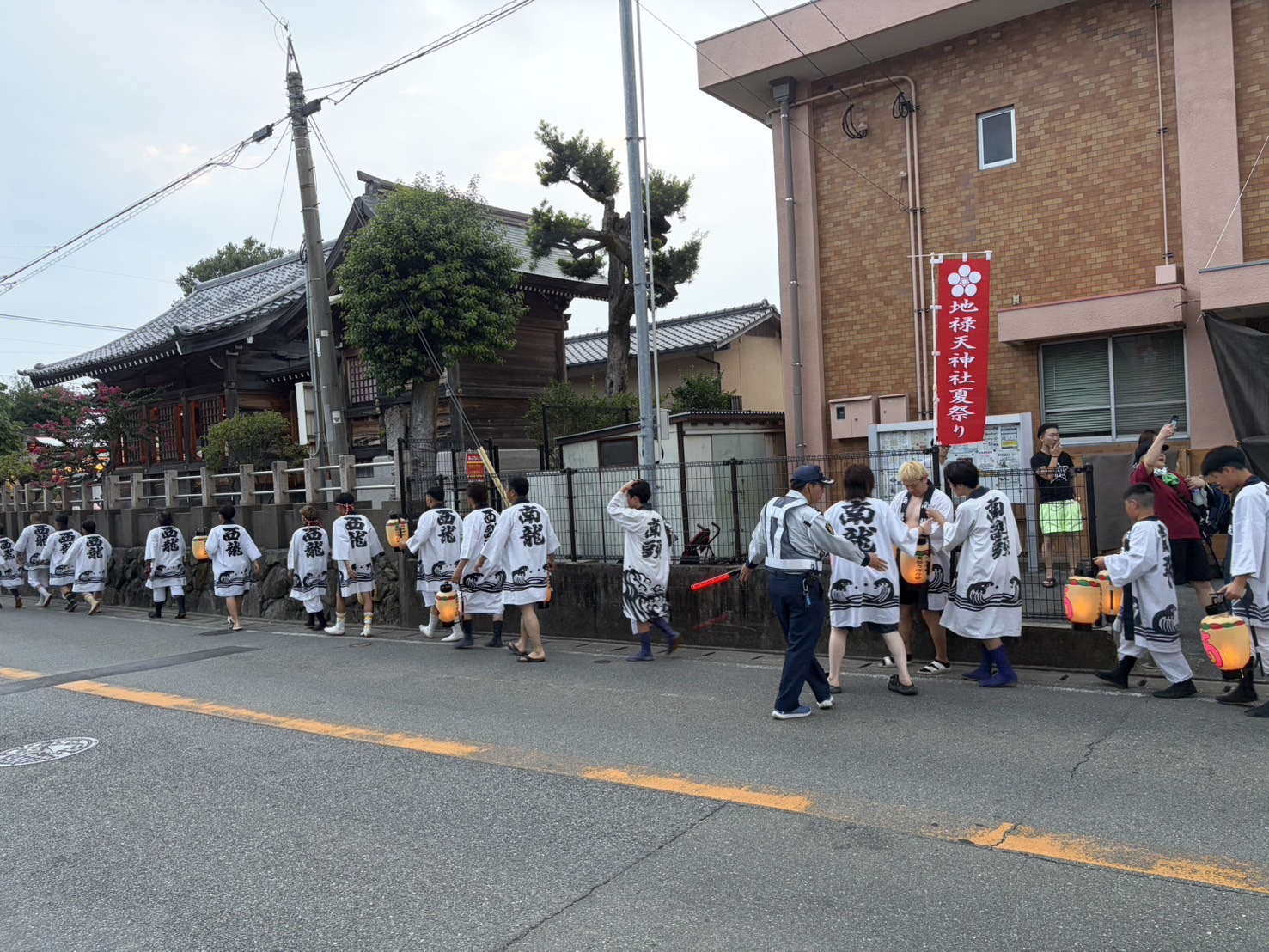 青年部による納骨堂への移動
