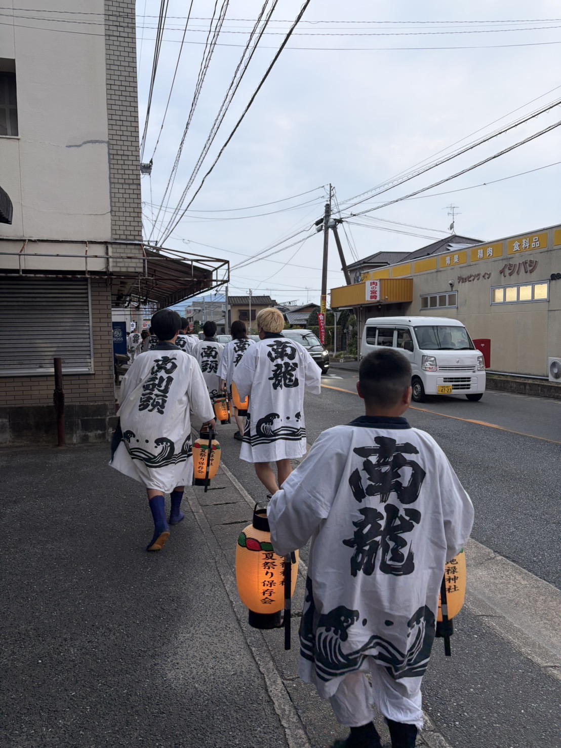 初盆供養へ向かう青年部