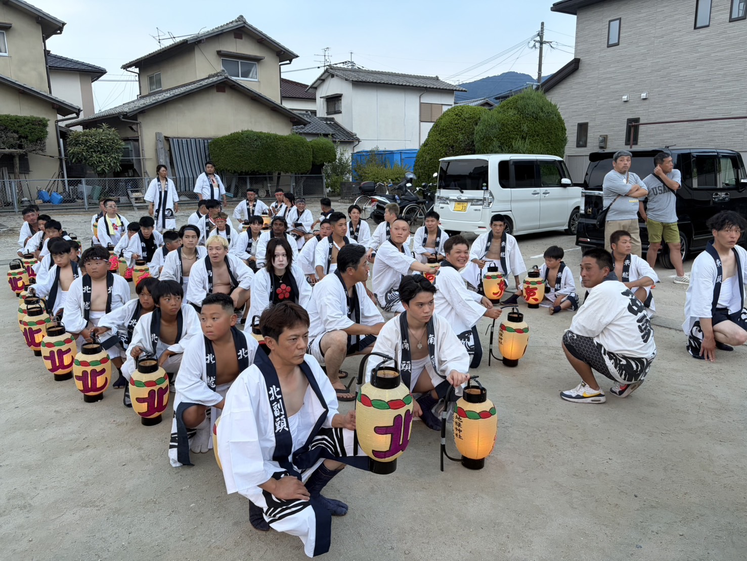 納骨堂へ到着する青年部