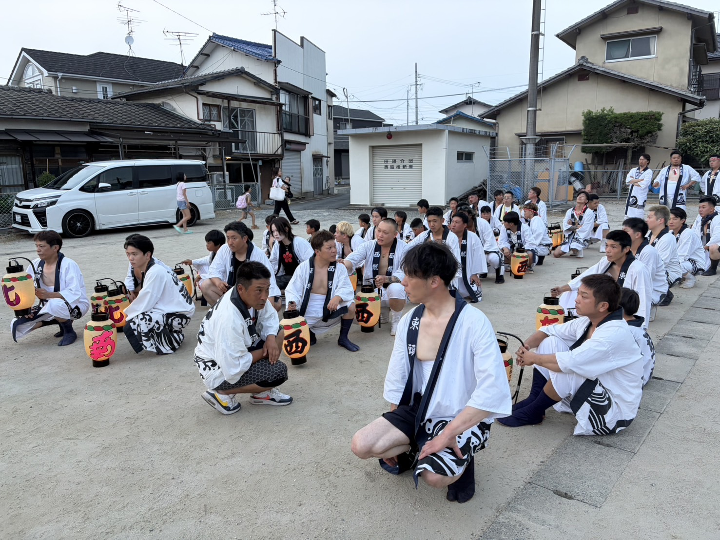 納骨堂前の青年部