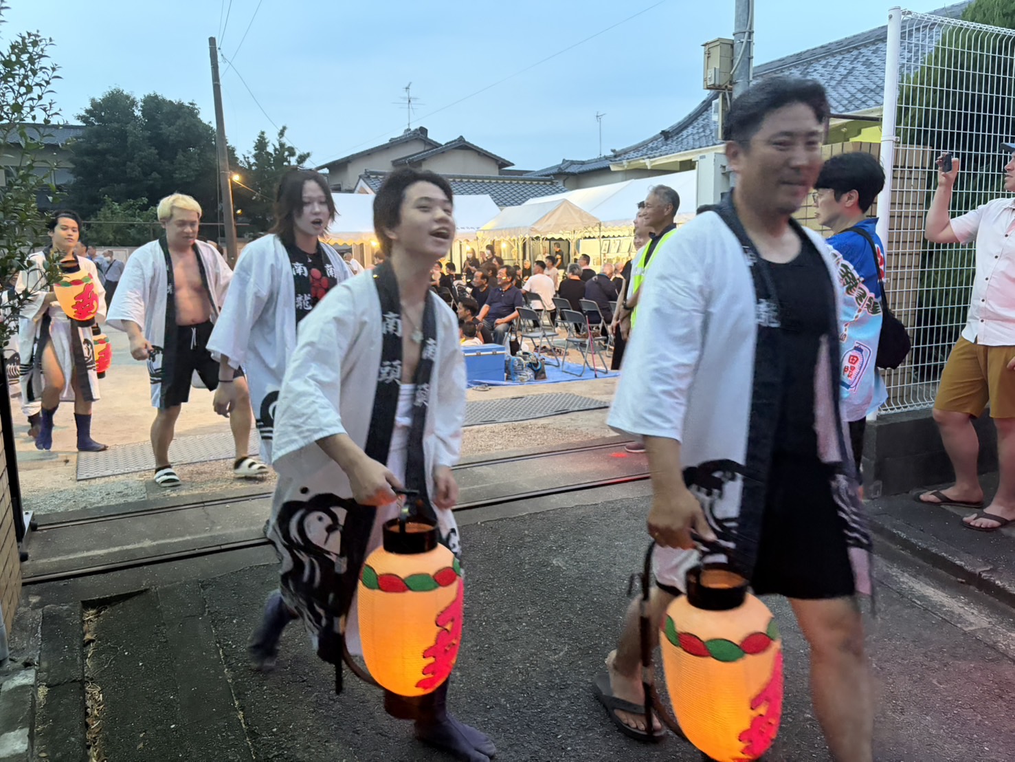 納骨堂を退場する青年部
