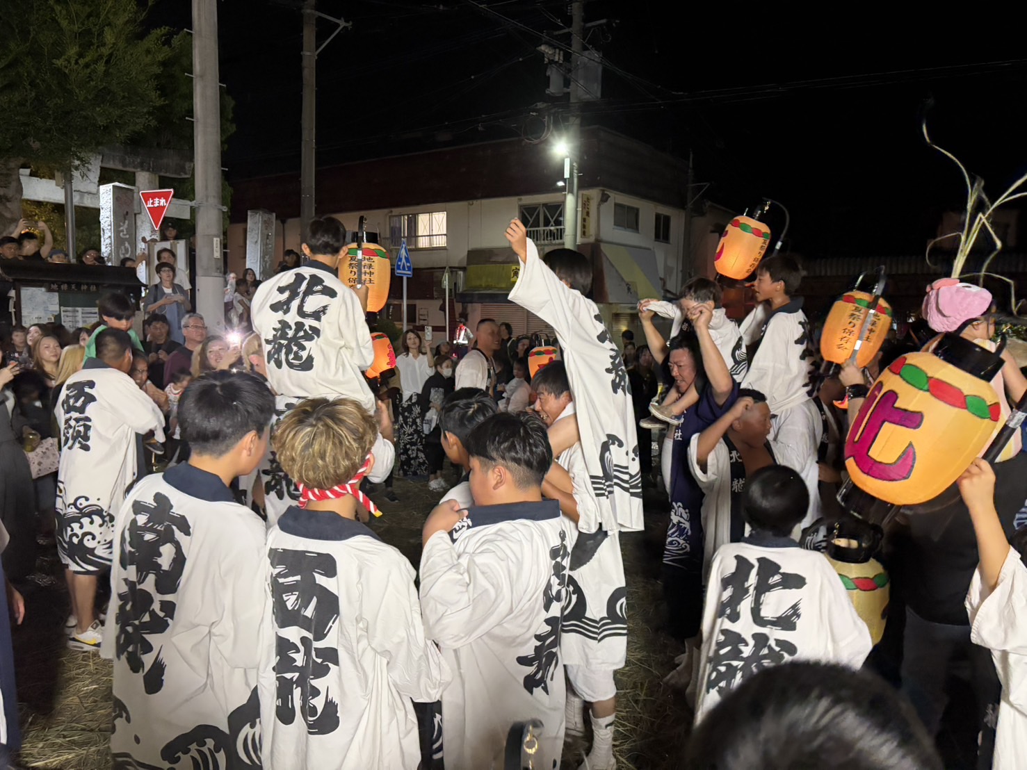 盆押し開始を待つ参加者