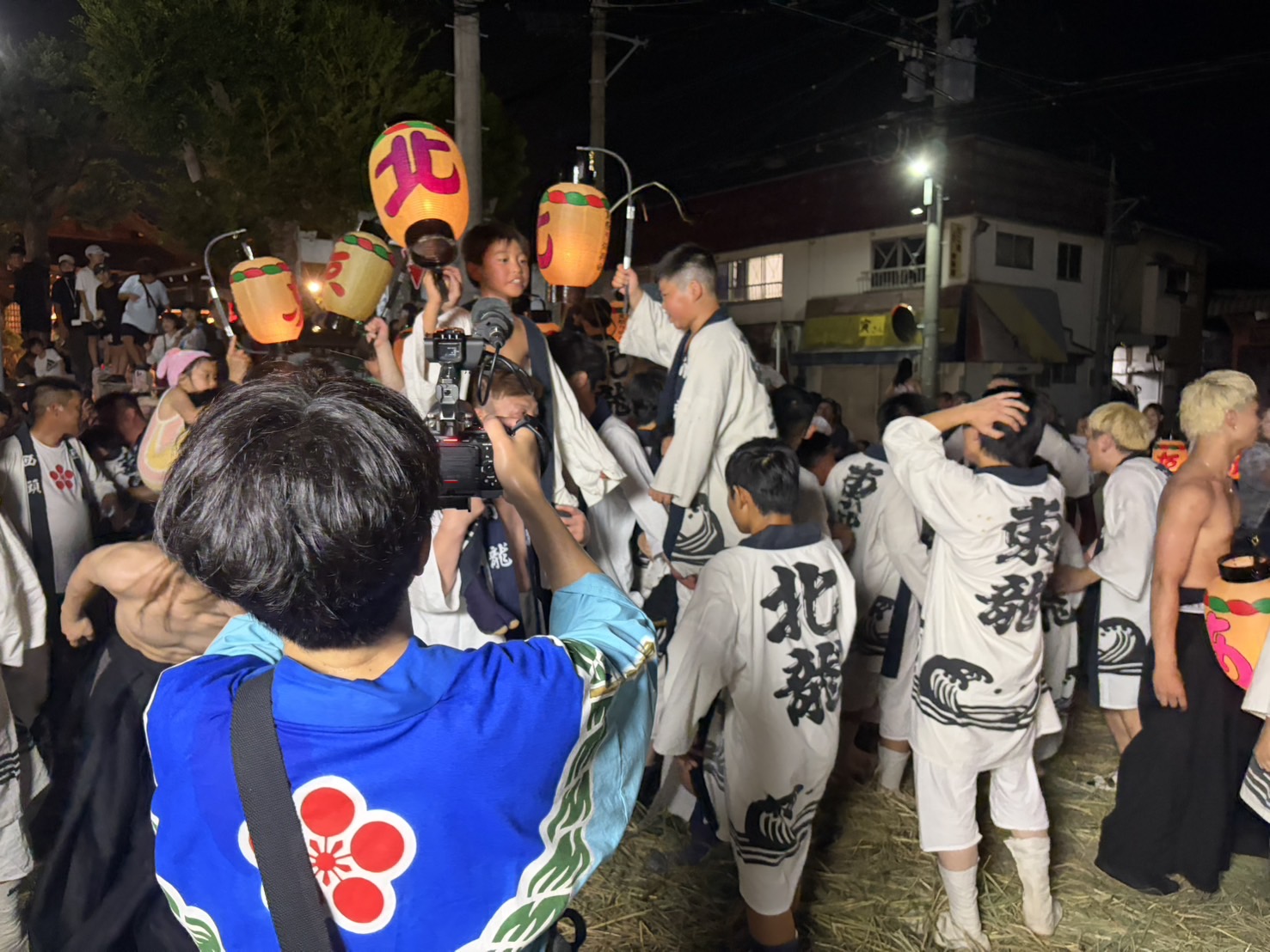 盆押し本番を待つ青年部