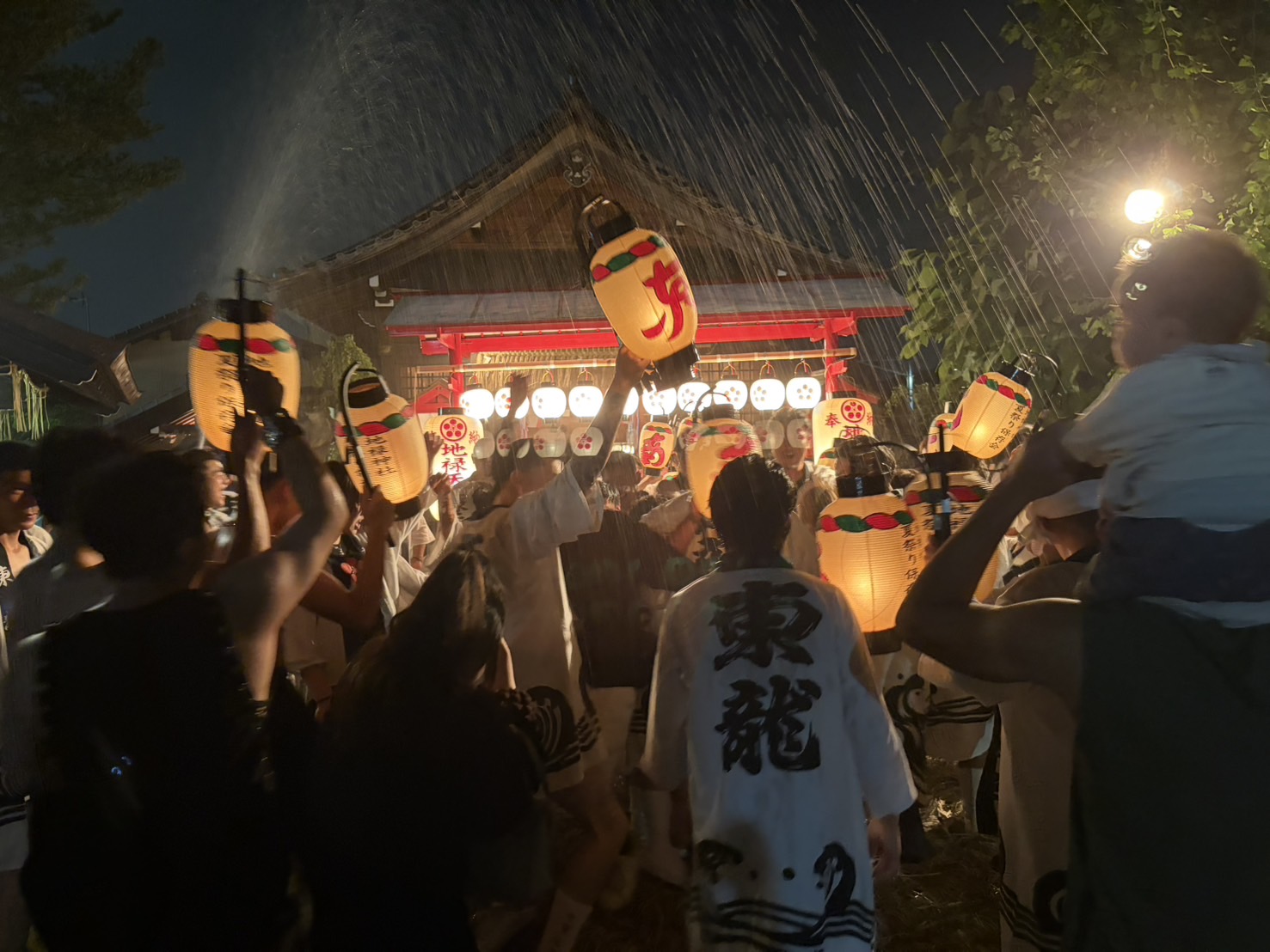地録天神社内で始まる盆押し