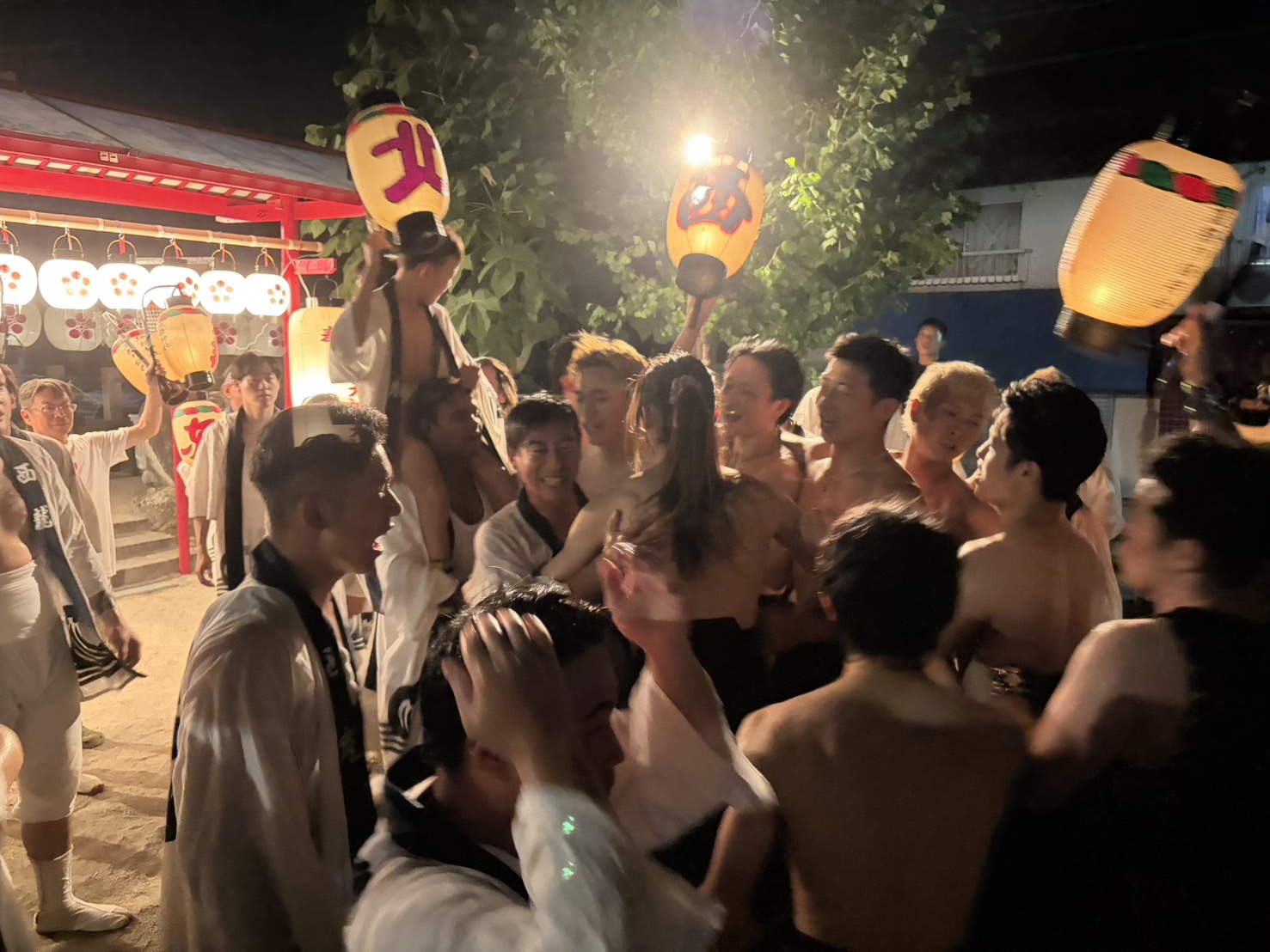 神社内の盆押し参加者