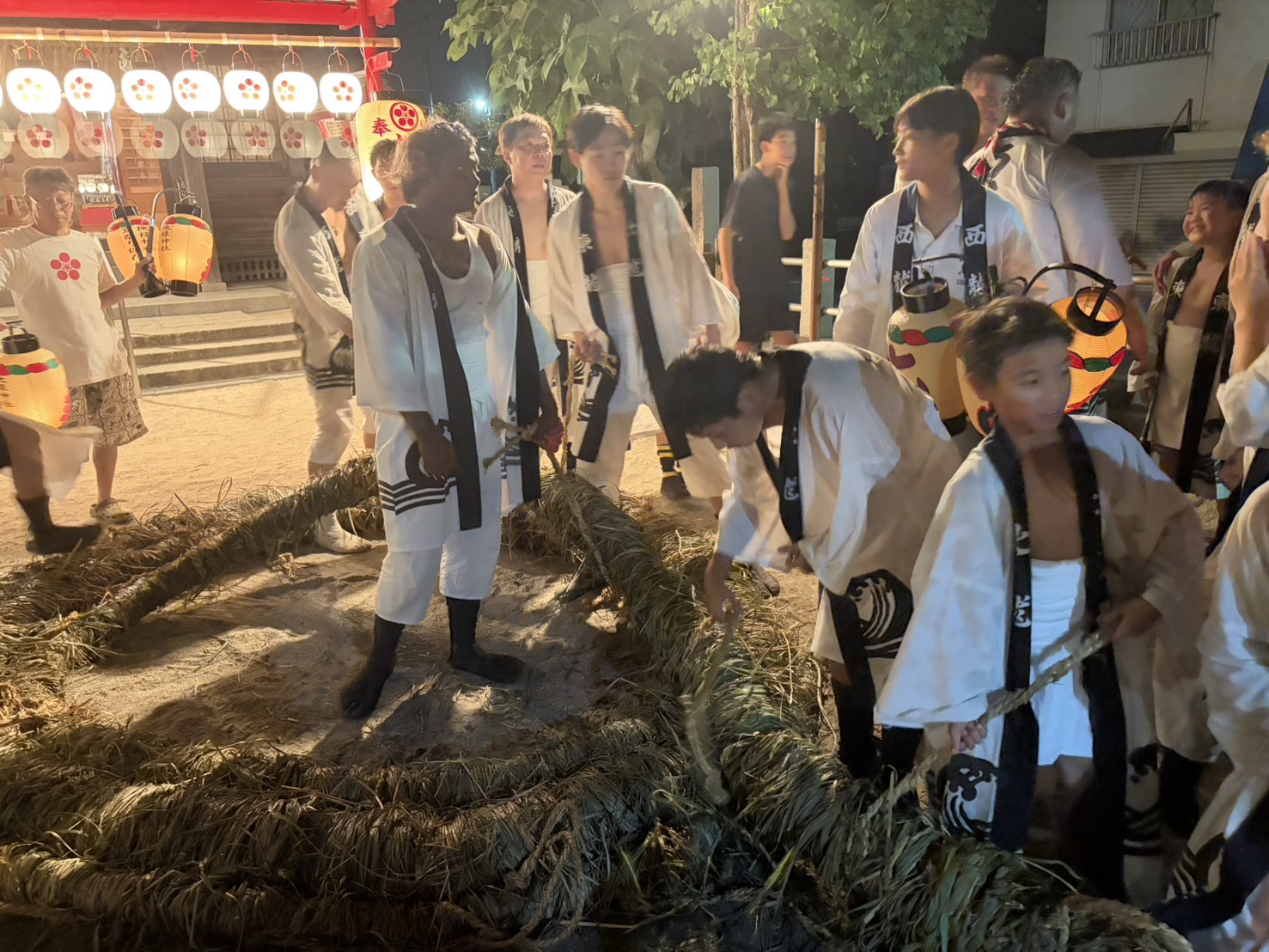 神社を埋める盆押し参加者