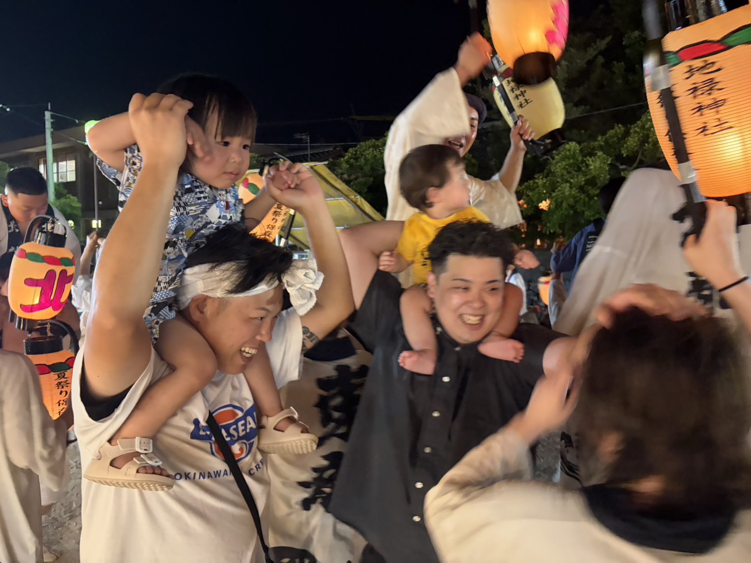 盆押しに参加する家族や地域住民