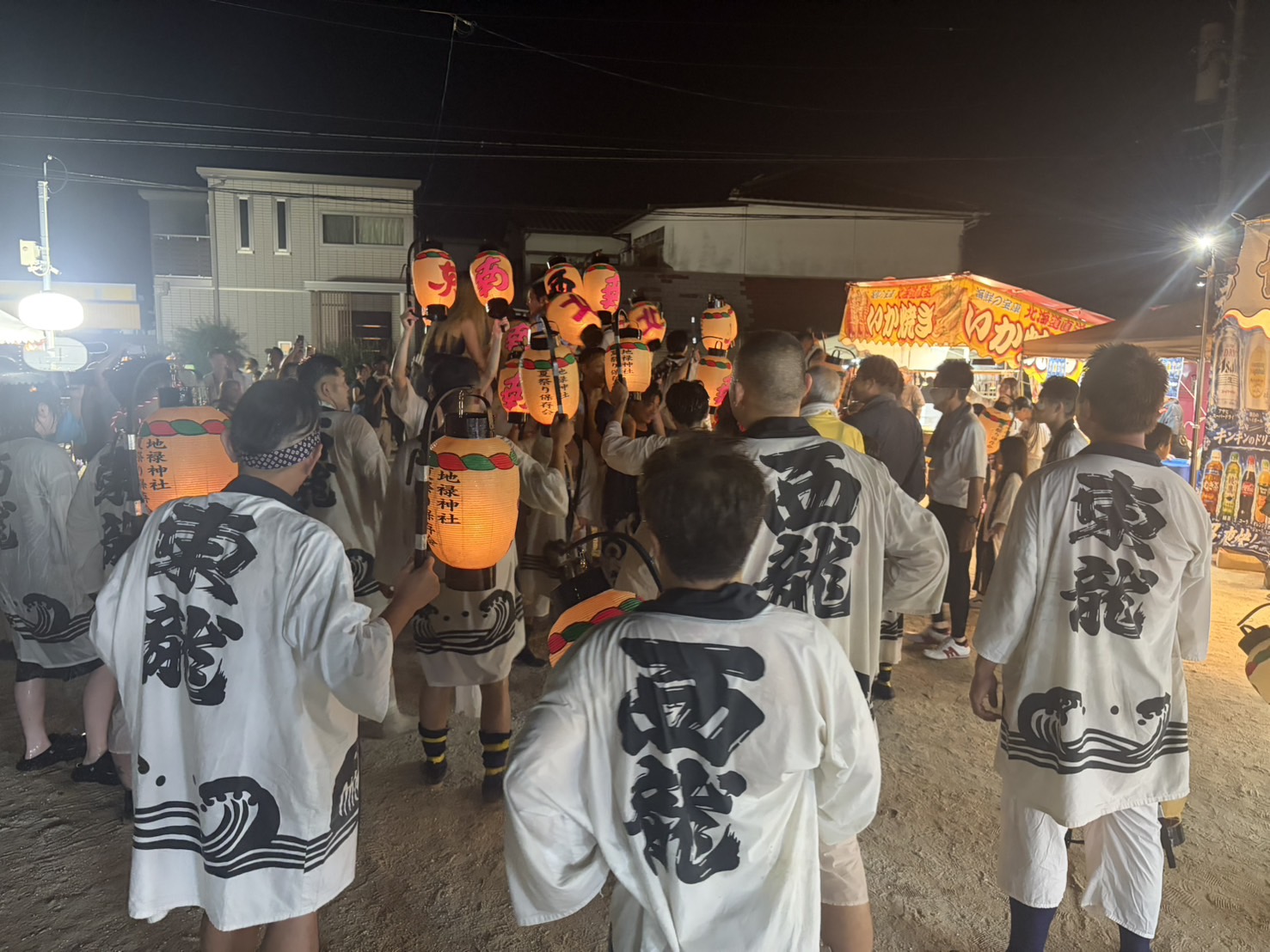 盆押しを楽しむ地域住民