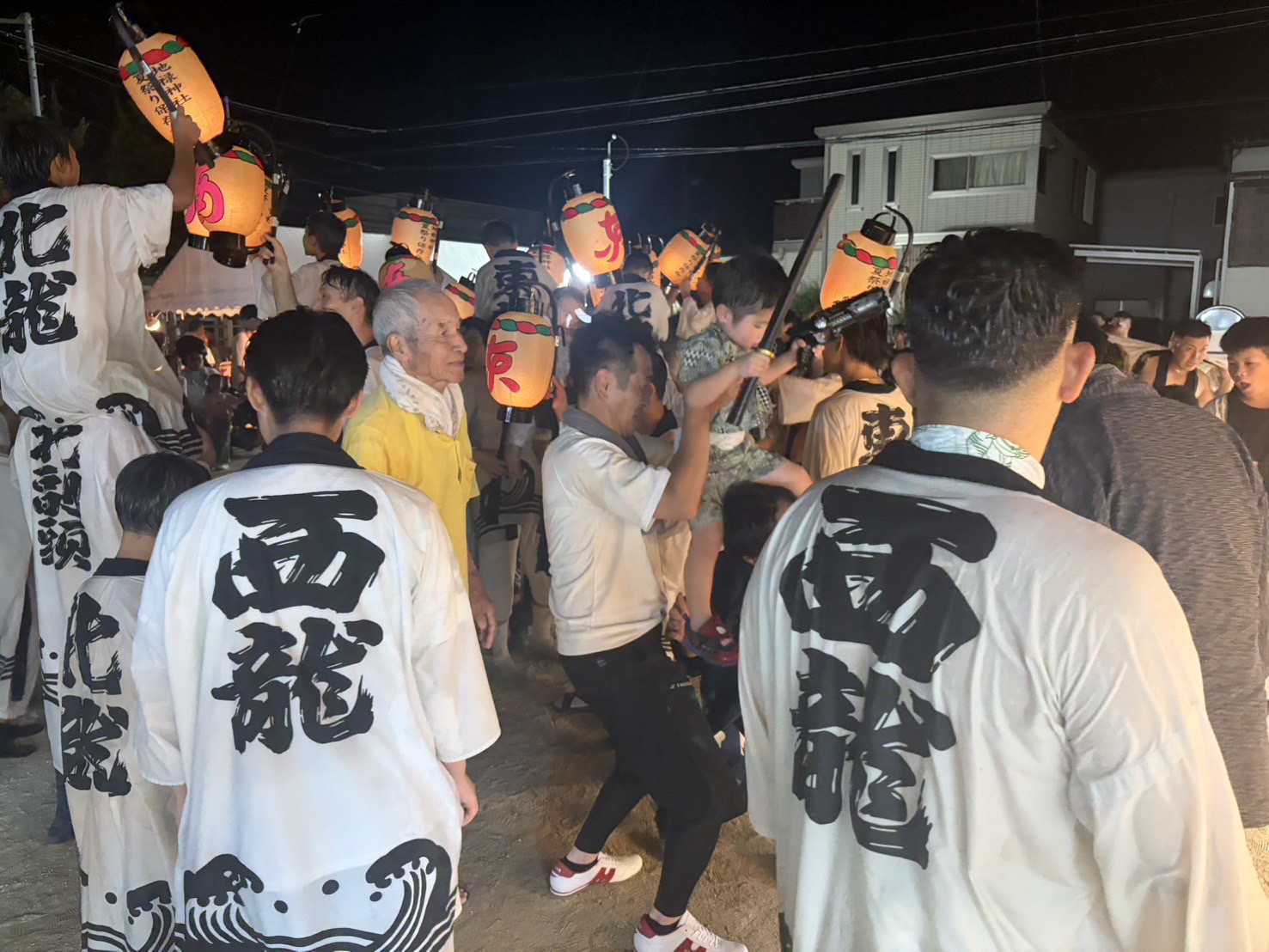 盆押しの夜を楽しむ皆様