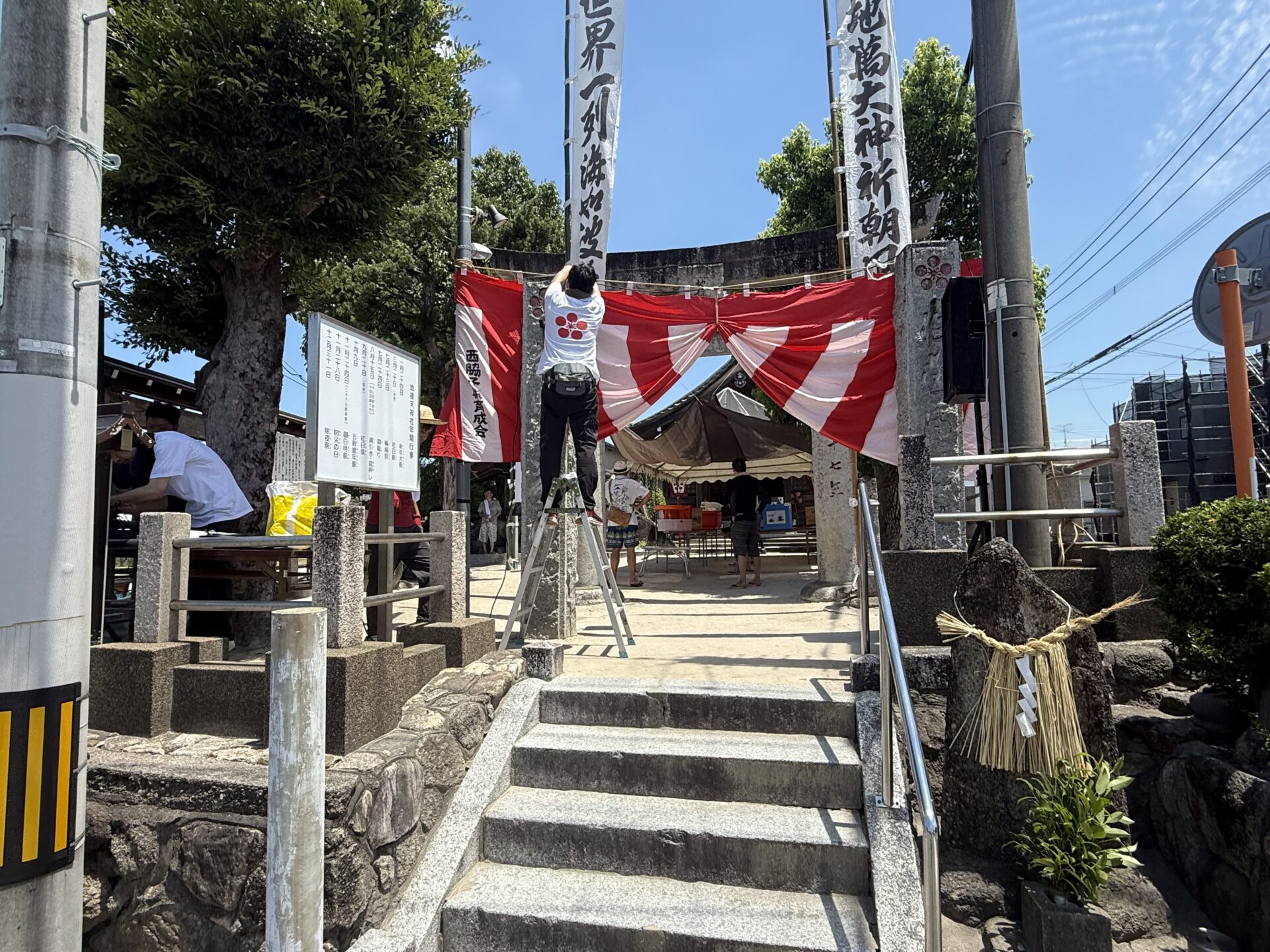 田隈地域ふれあい夏祭りの準備が進む地録天神社入口